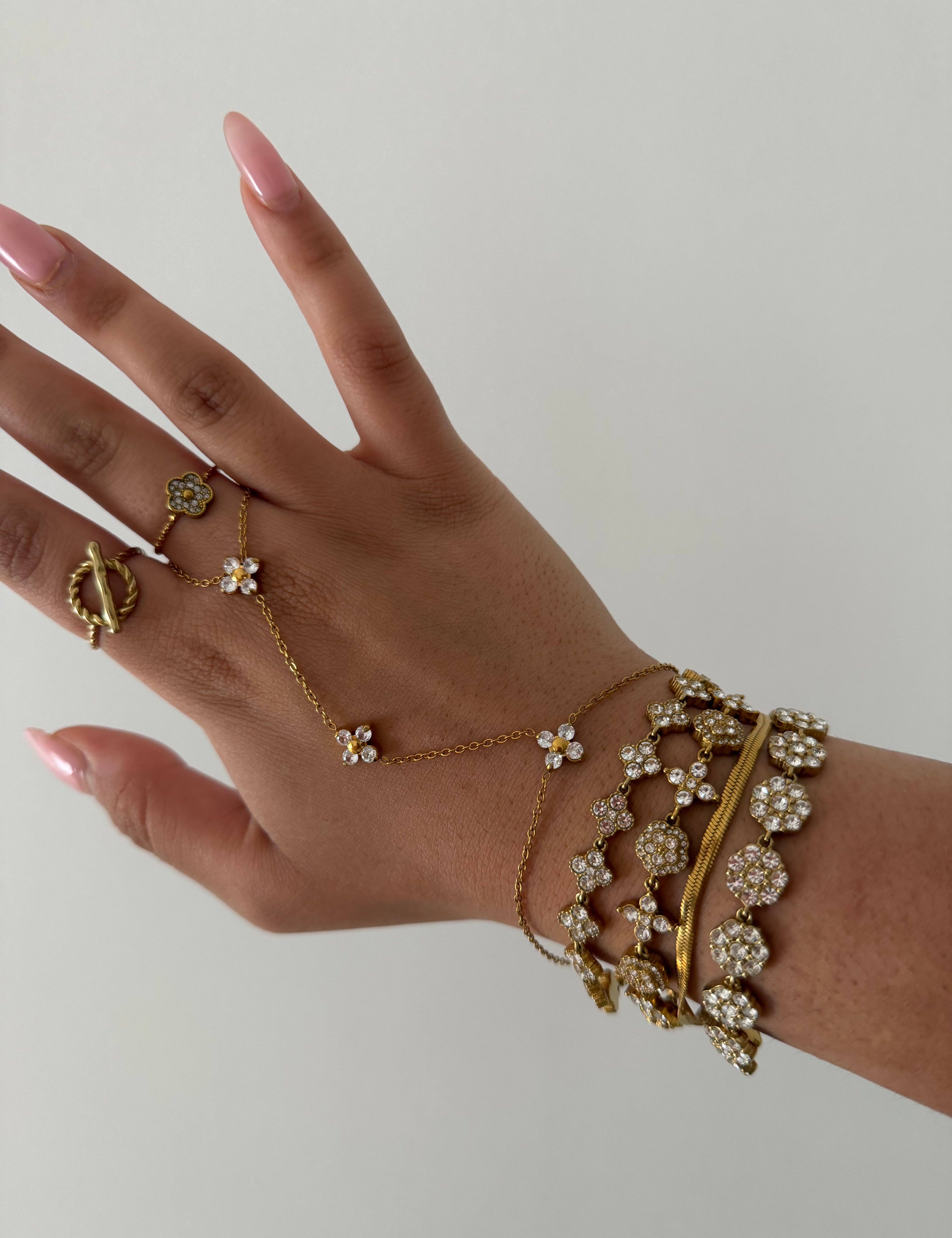 Chaîne de main Lou dorée à petits trèfles portée avec des bracelets - Ordiajade