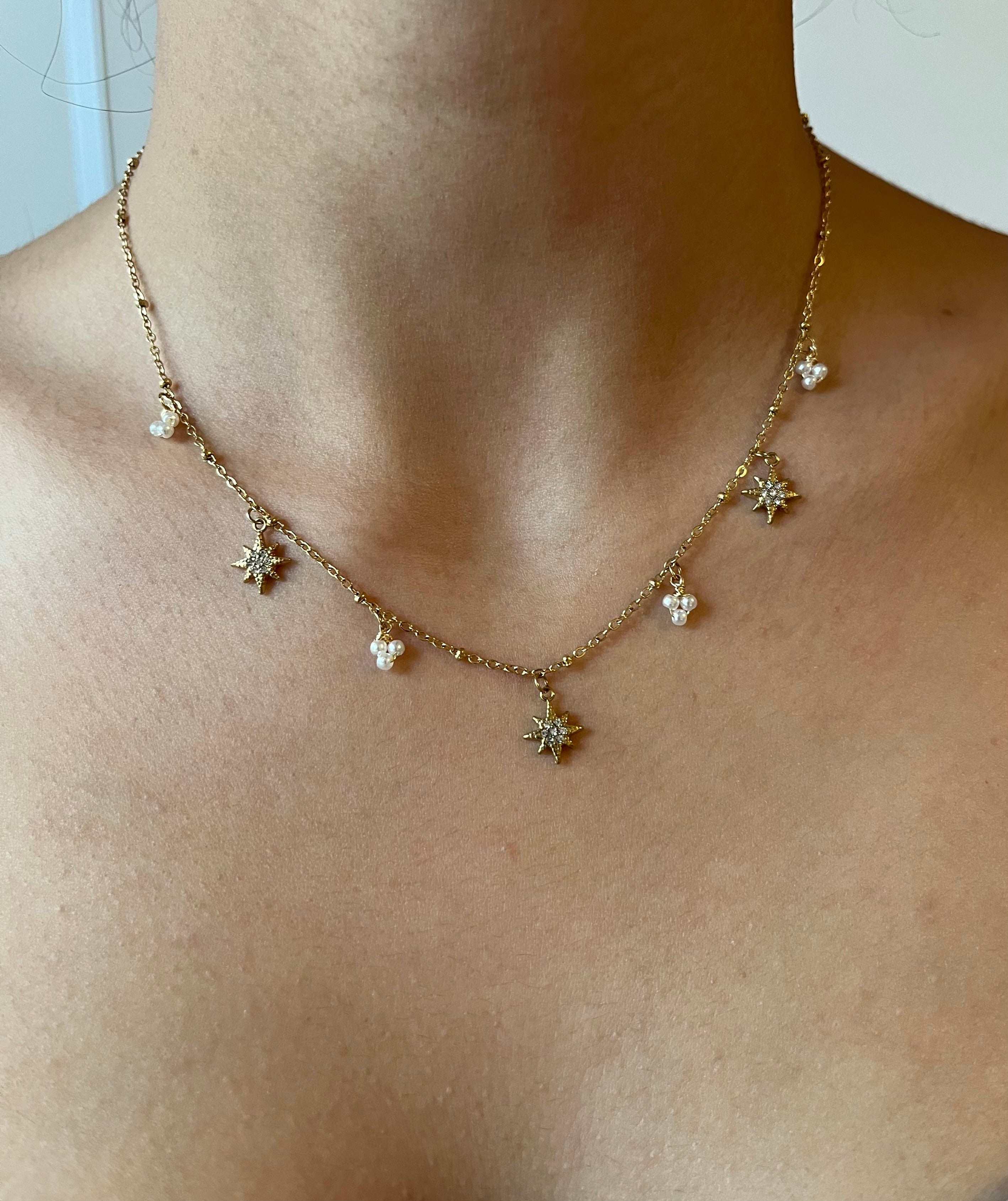 Collier doré étoiles scintillantes porté – modèle Johanna