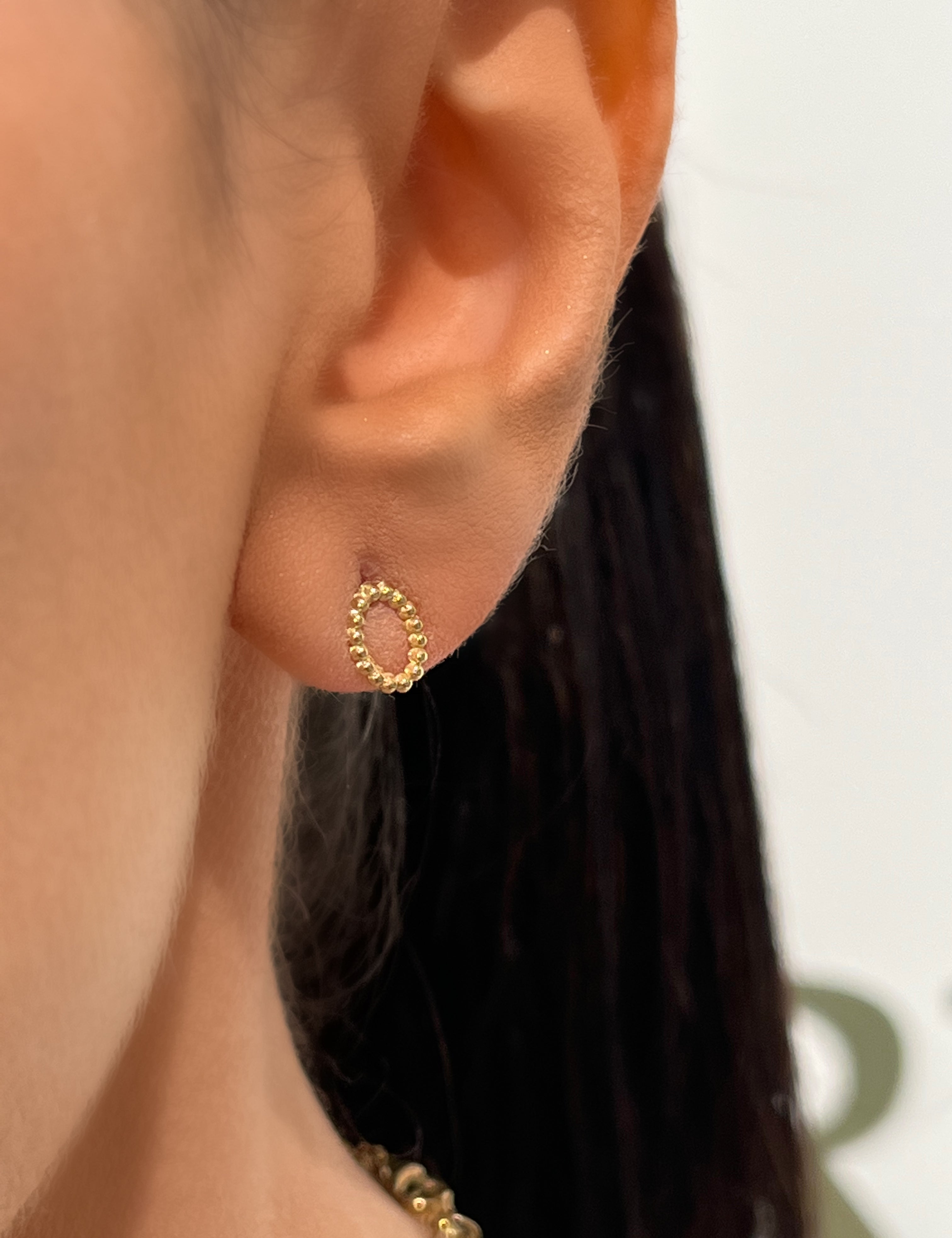 Boucles Andrea, puces dorées en anneau perlé portées à l'oreille - Ordiajade