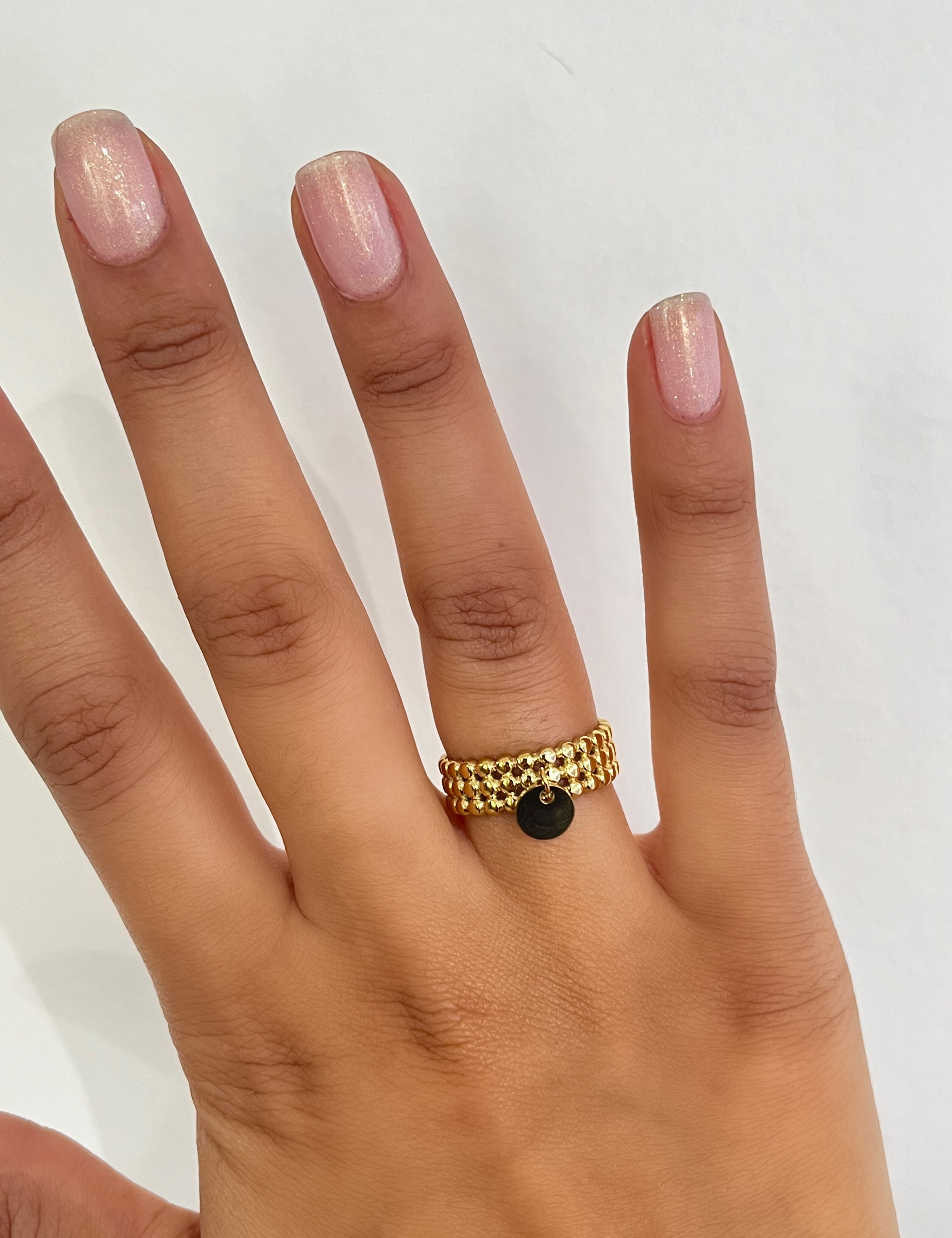 Bague Sabis dorée à effet perlé portée au doigt - Ordiajade