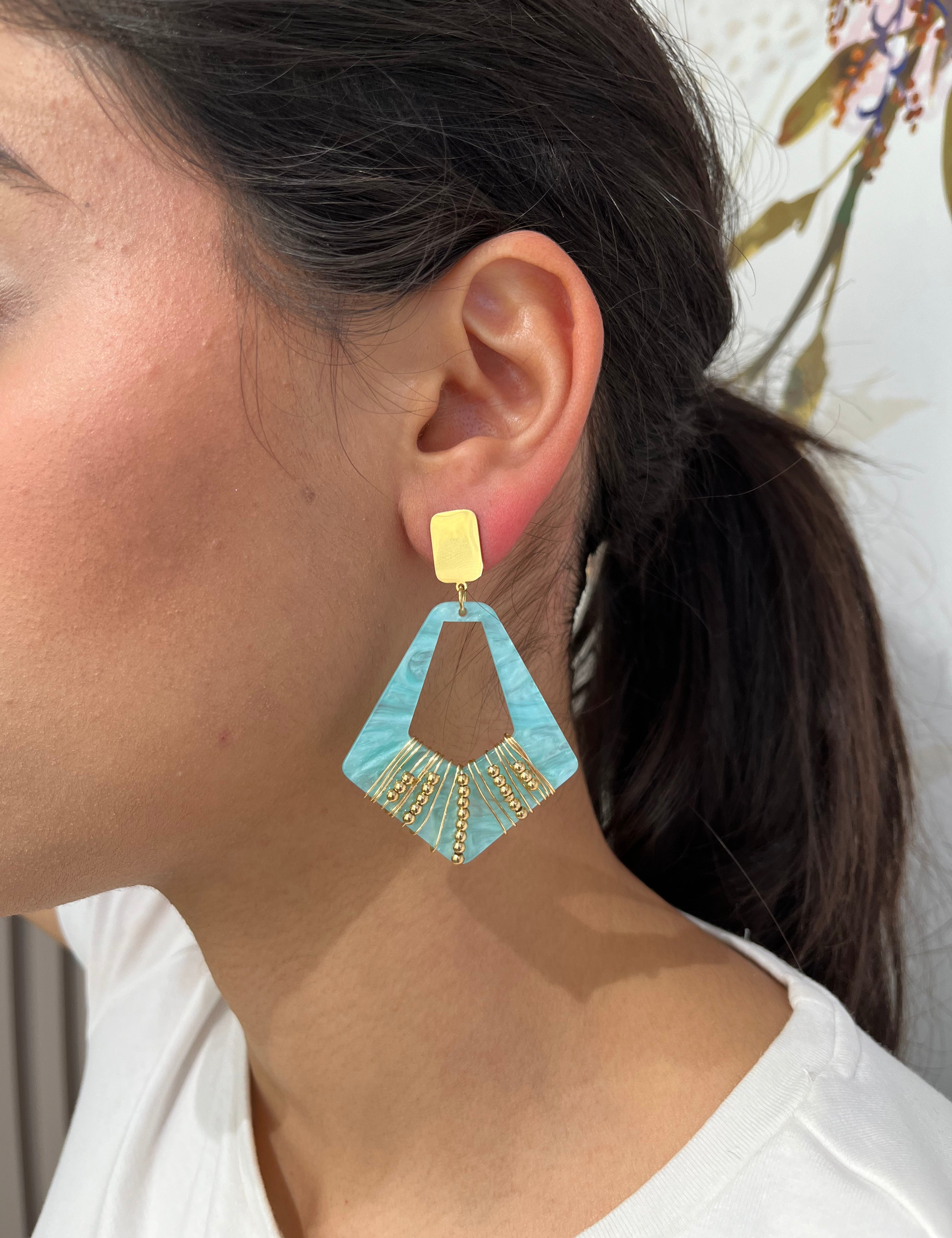 Boucles Giag pendantes, forme géométrique ajourée bleue et puce carrée dorée, portées - Ordiajade