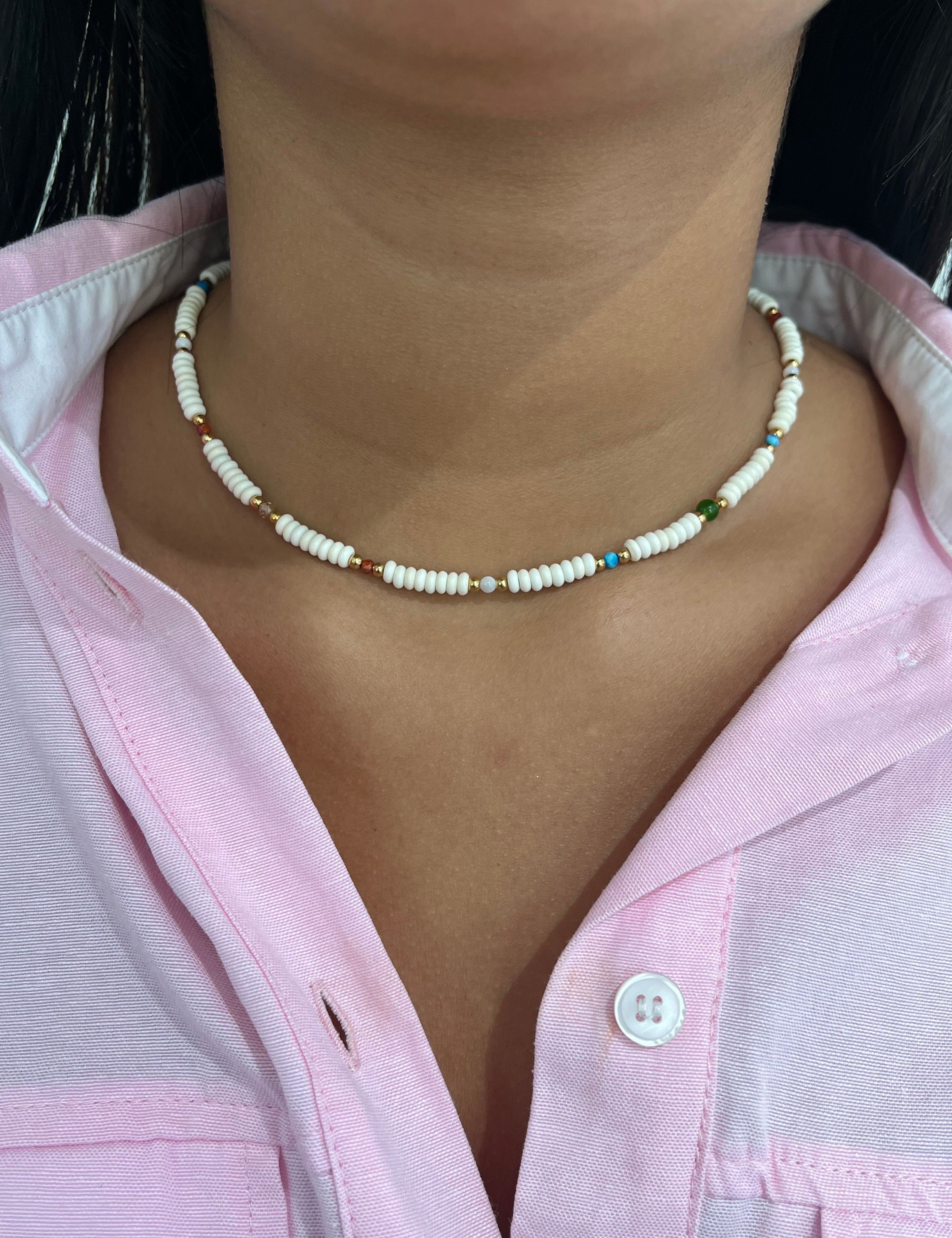 Collier Surfeur, ras de cou de perles blanches plates et dorées, porté au cou - Ordiajade