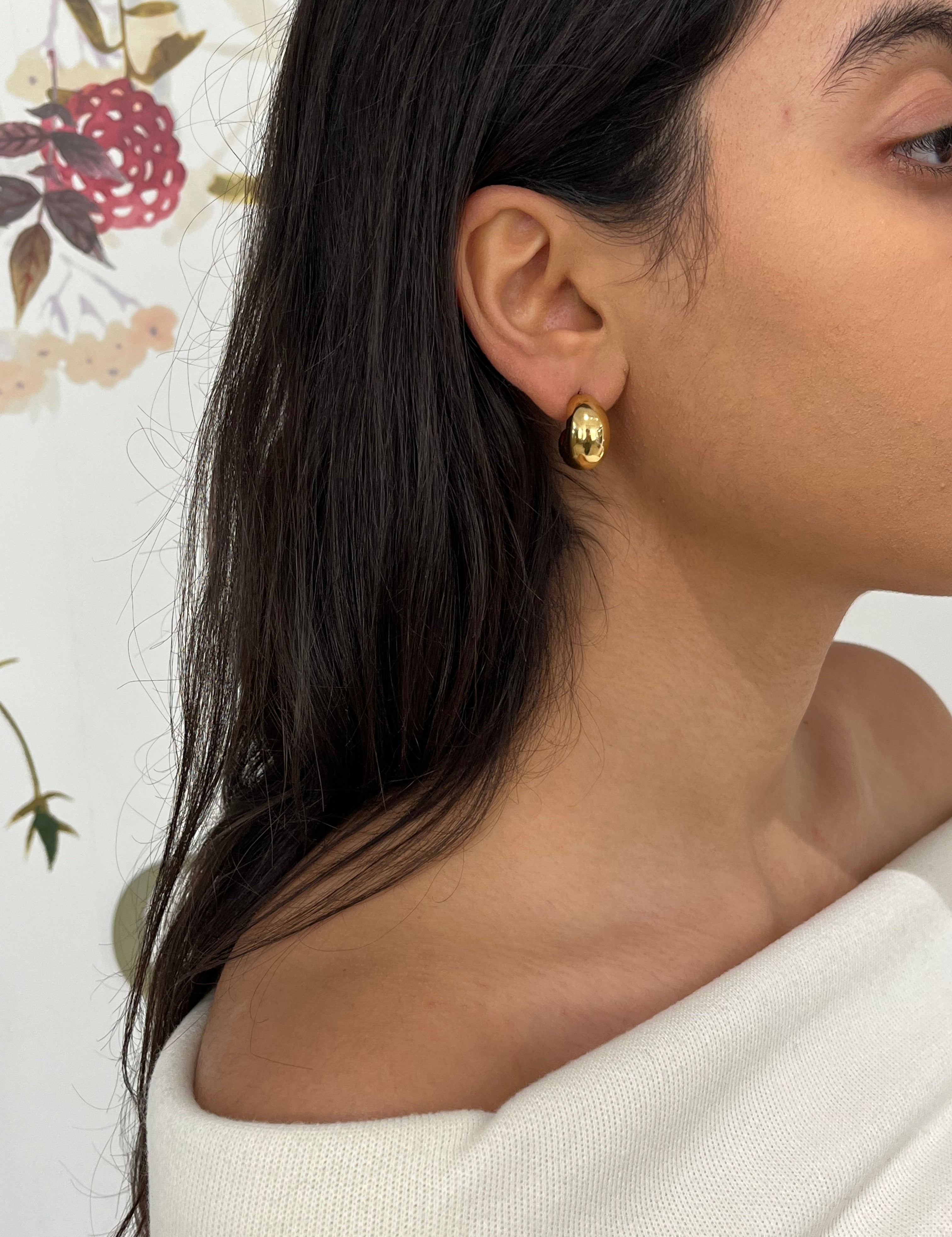 Boucle Zeno dorée portée avec un pull blanc - Ordiajade