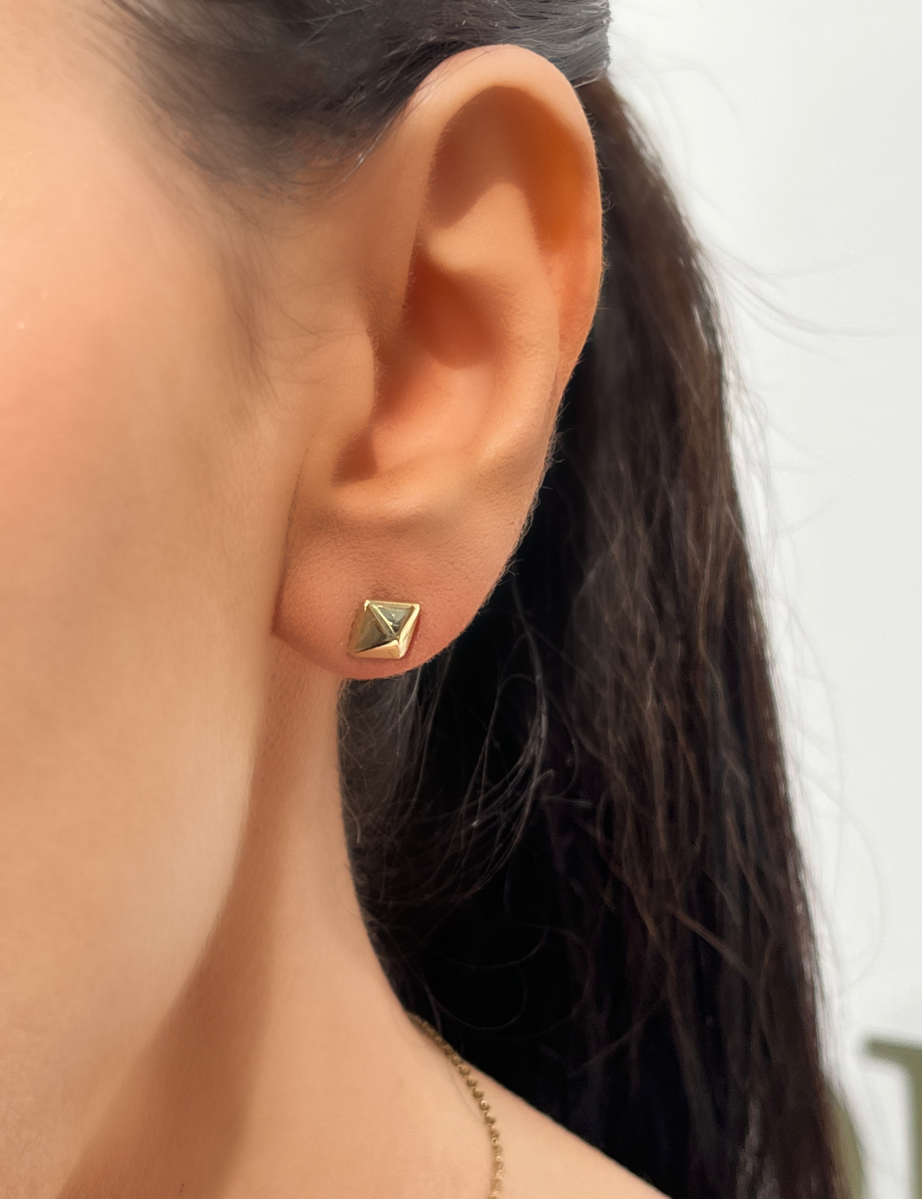 Boucles Peace, puces dorées en forme de pyramide portées à l'oreille - Ordiajade