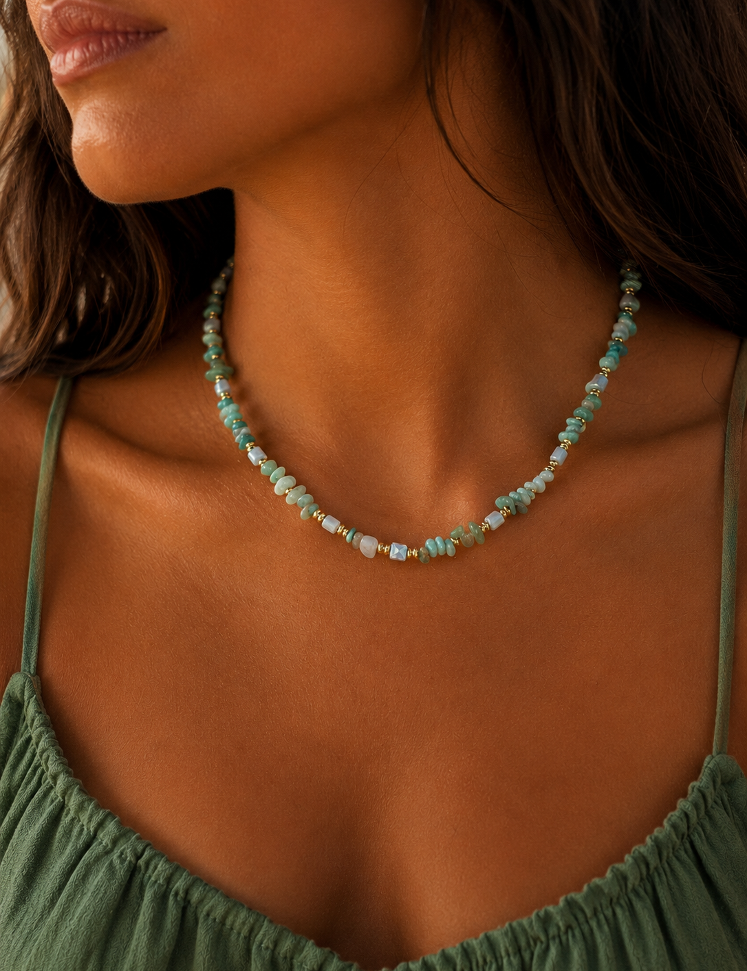Collier Aqualine à éclats de pierres naturelles aqua et turquoise porté au cou - Ordiajade