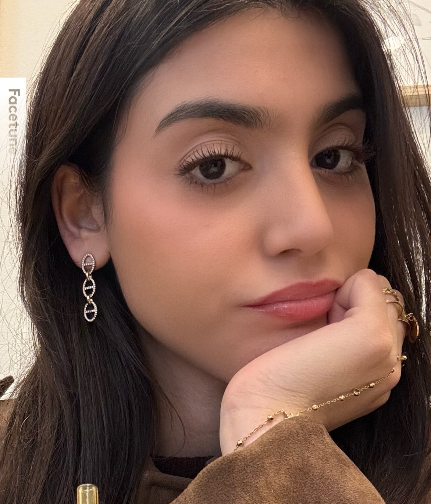 Boucles d'oreilles pendantes Eloise dorées à maillons pavés de strass, portées - Ordiajade