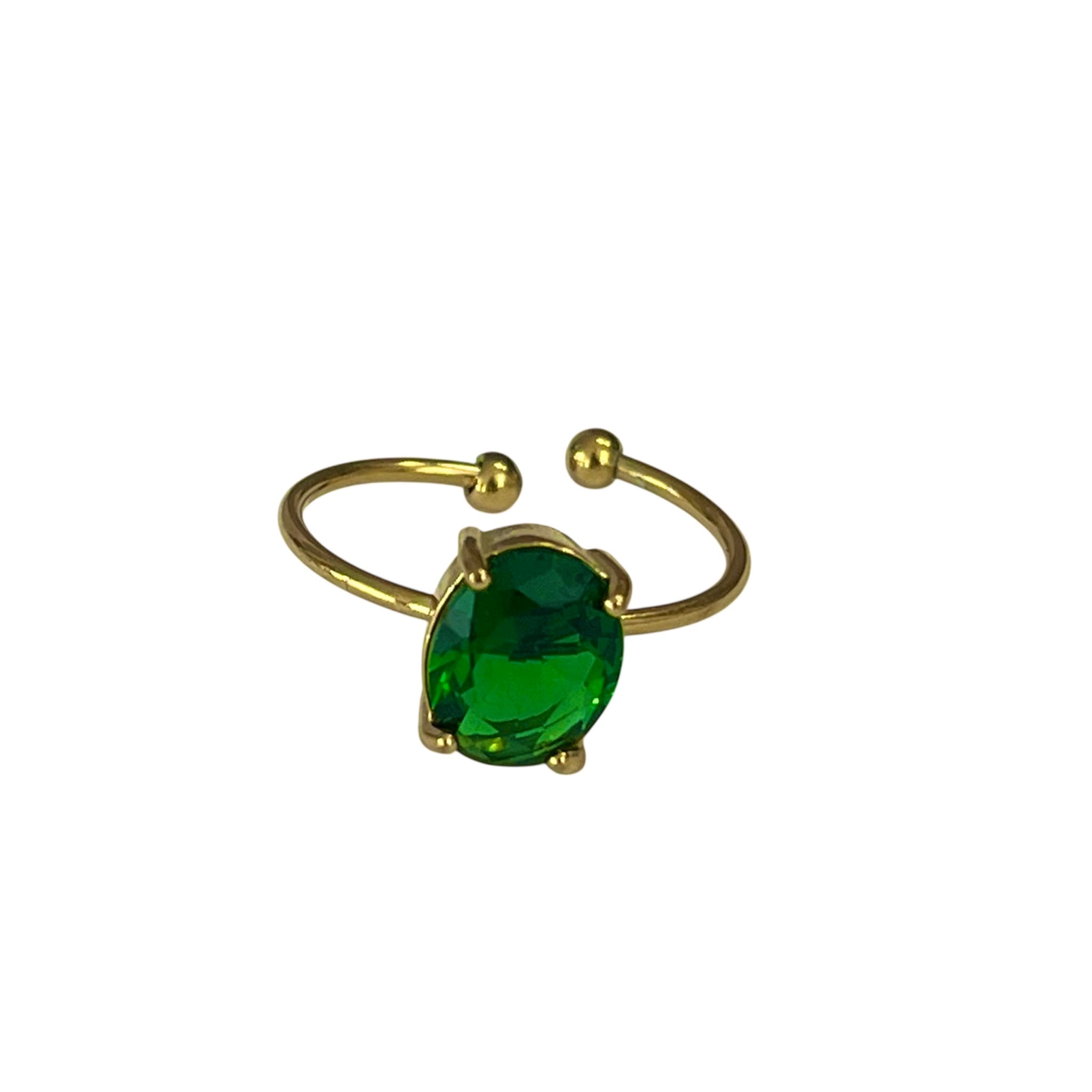 Bague Camille dorée ouverte sertie d'une pierre ovale verte facettée, sur fond blanc - Ordiajade
