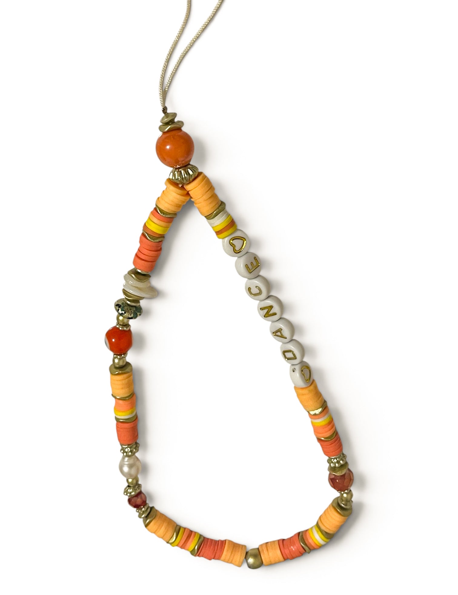 Accessoire téléphone Orange, chaîne de perles orange, blanches et dorées, sur fond blanc - Ordiajade