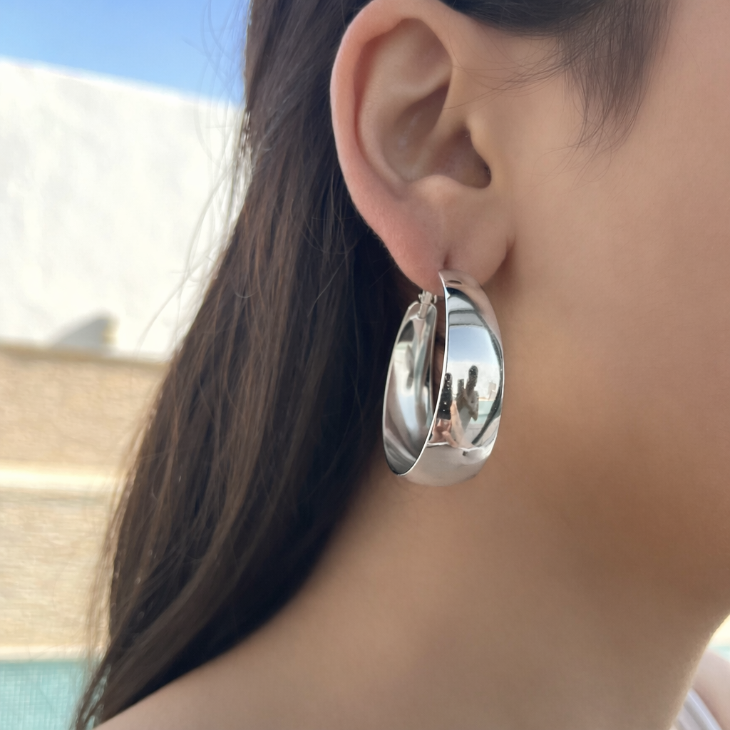 Boucles Edwina Grande argentées, créoles larges et bombées portées à l'oreille - Ordiajade