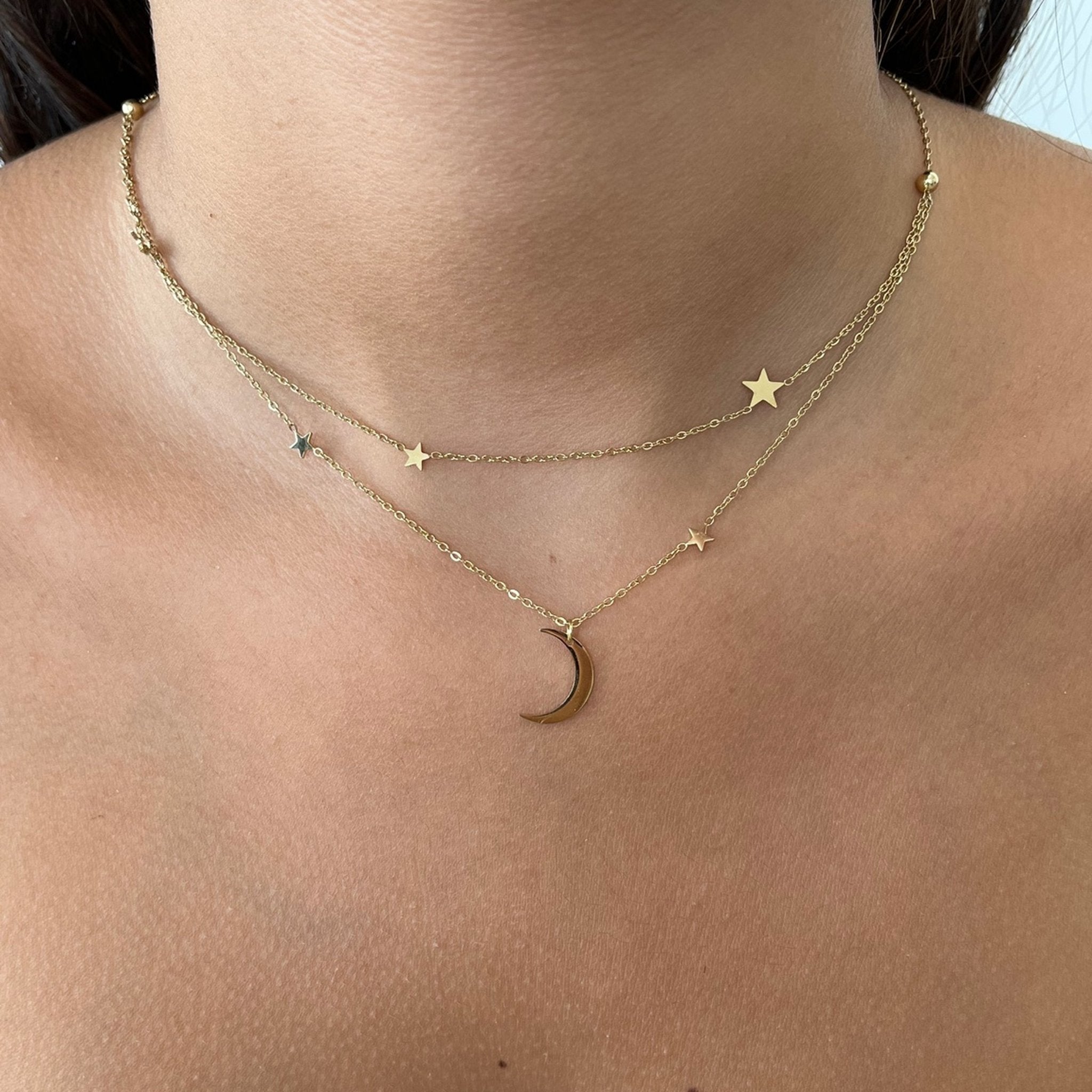 Collier Nuit Étoilée doré à double rang d'étoiles et lune porté au cou - Ordiajade