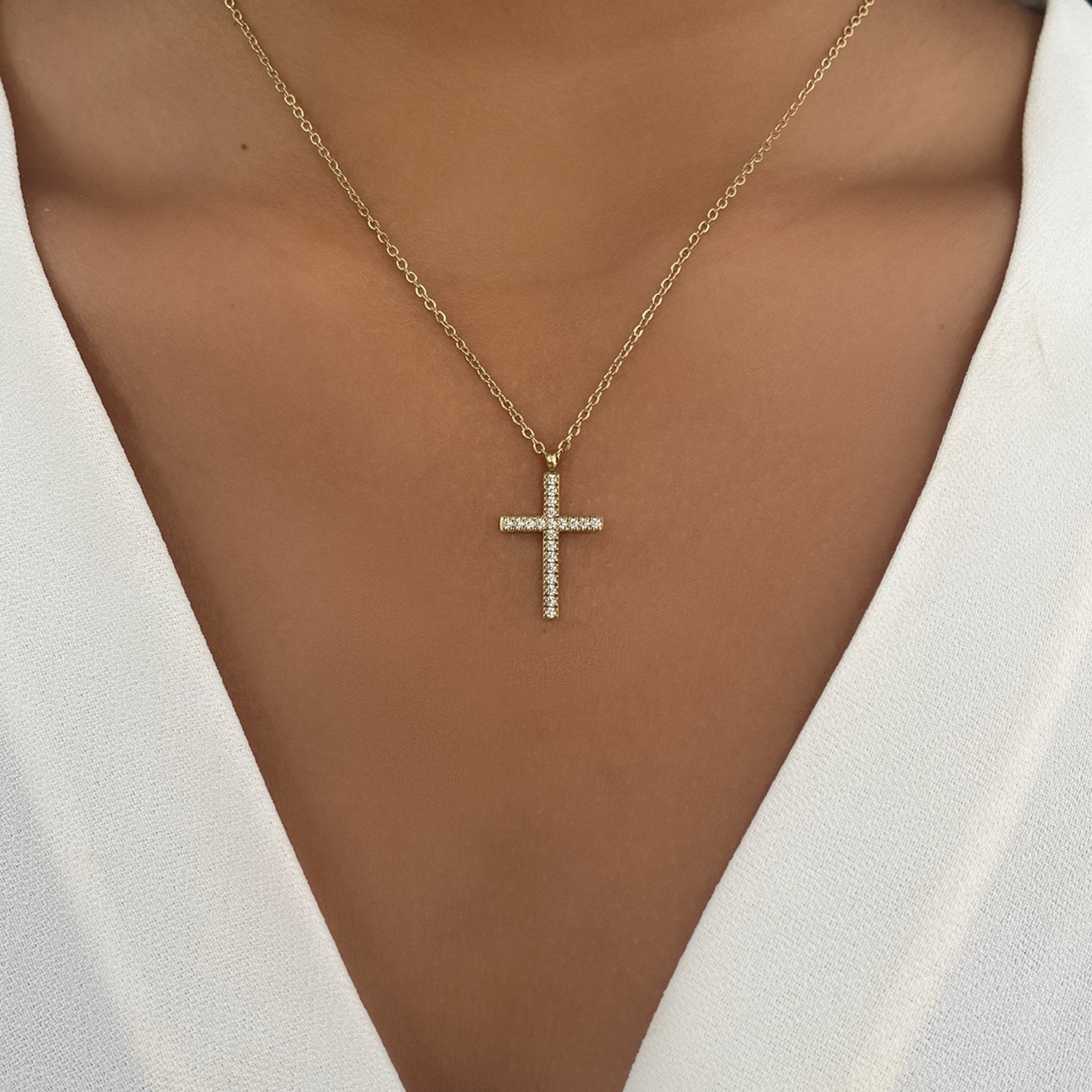 Collier Maria Croix doré à croix pavée de strass porté au cou - Ordiajade
