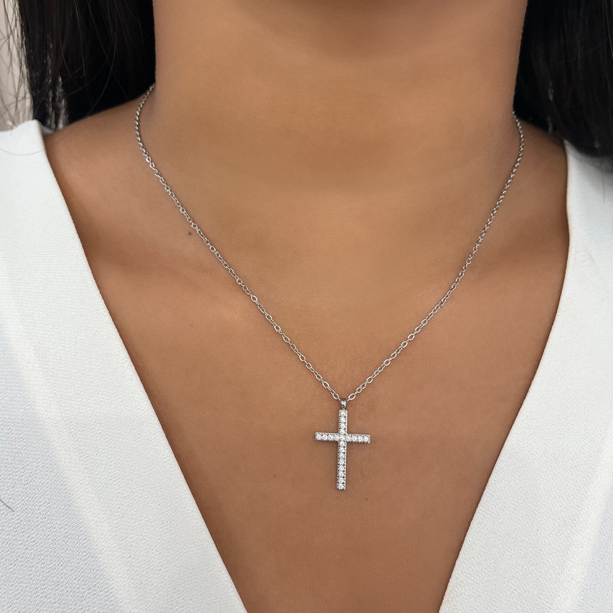 Collier Maria Croix argenté à croix pavée de strass porté au cou - Ordiajade