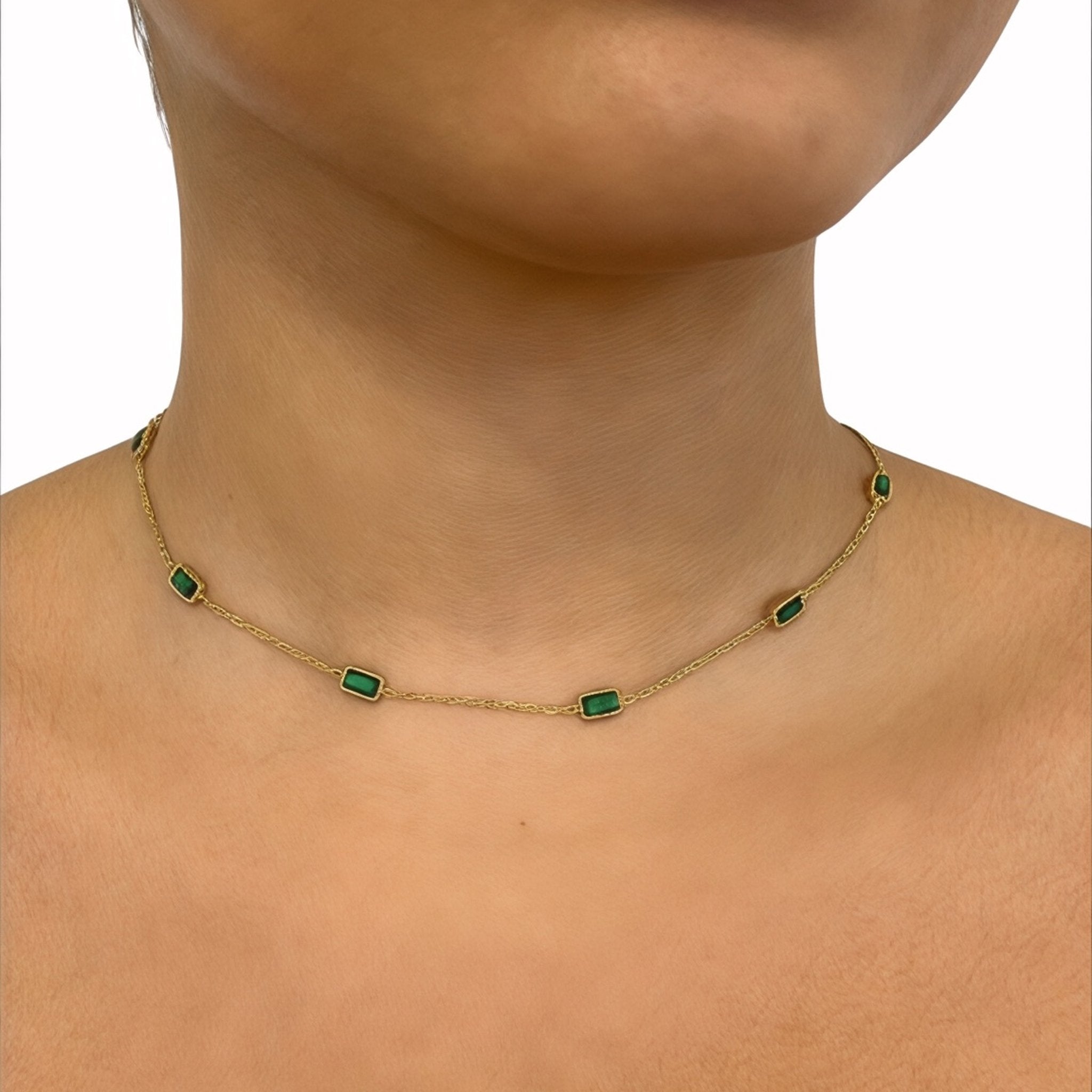 Collier Bloom doré à petites pierres rectangulaires vertes porté au cou - Ordiajade