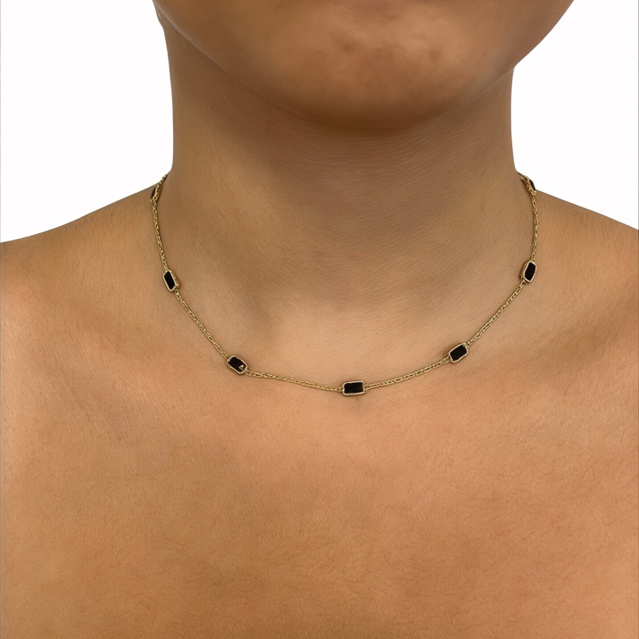 Collier Bloom doré à petites pierres rectangulaires noires porté au cou - Ordiajade