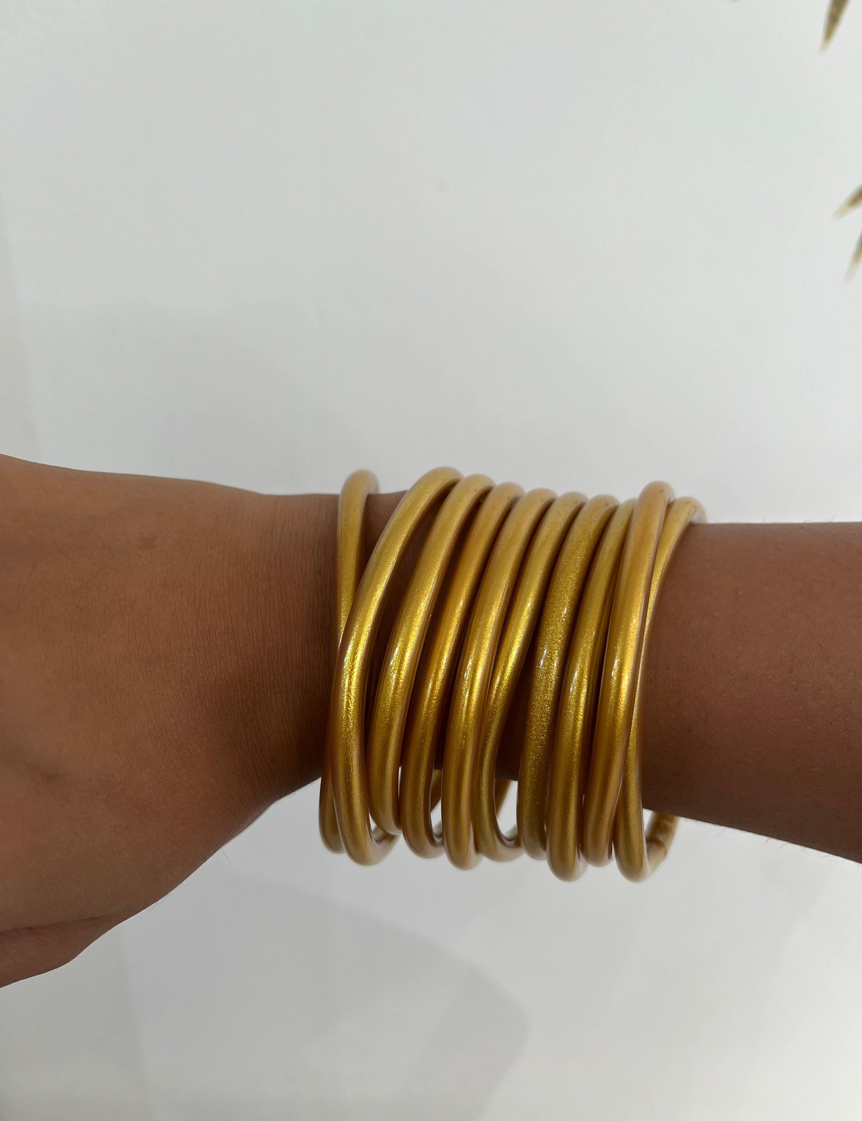 Accumulation de bracelets bouddhistes dorés portés au poignet - Ordiajade