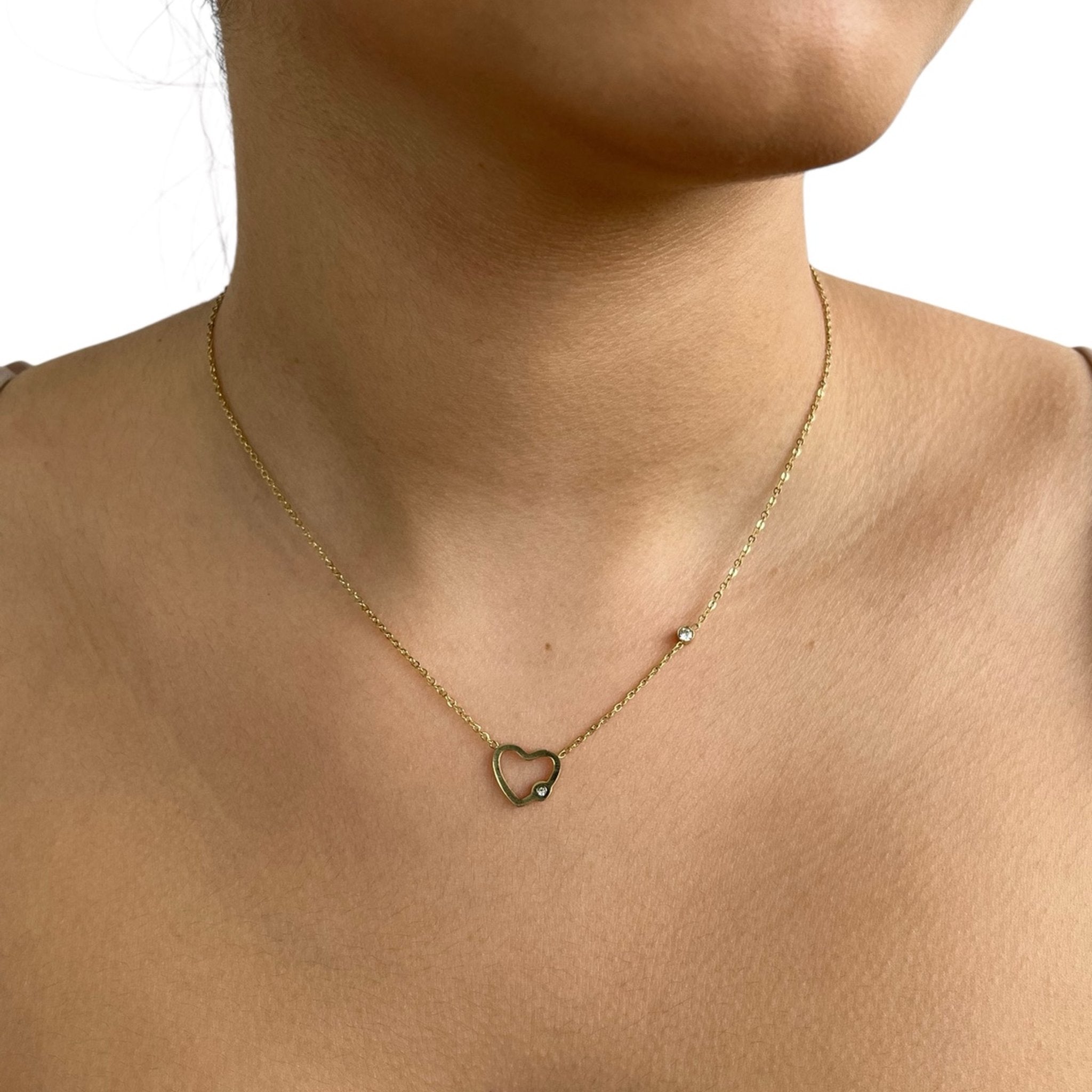 Collier Soulmate doré à cœur ajouré et petite pierre porté au cou - Ordiajade
