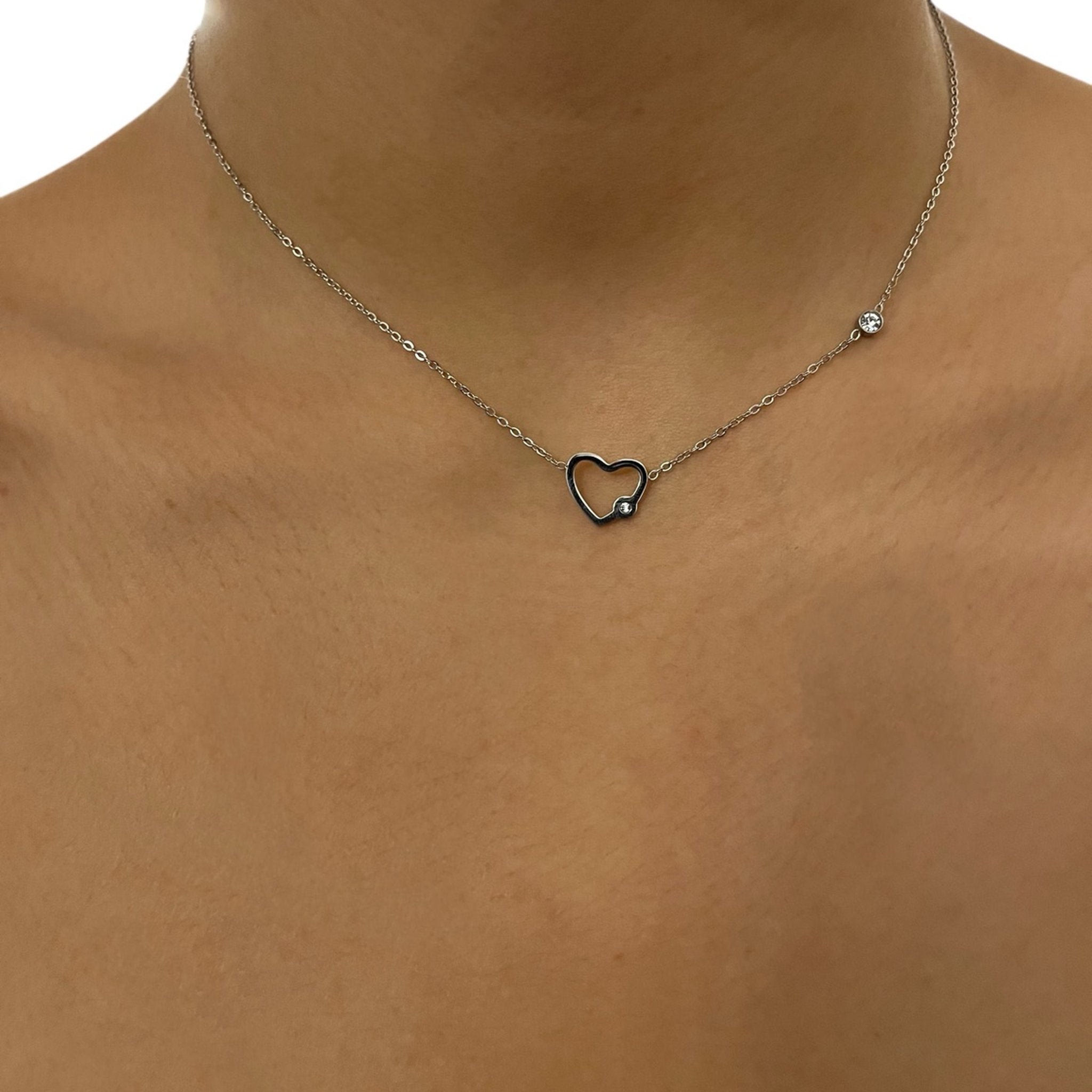 Collier Soulmate argenté à cœur ajouré et petite pierre porté au cou - Ordiajade