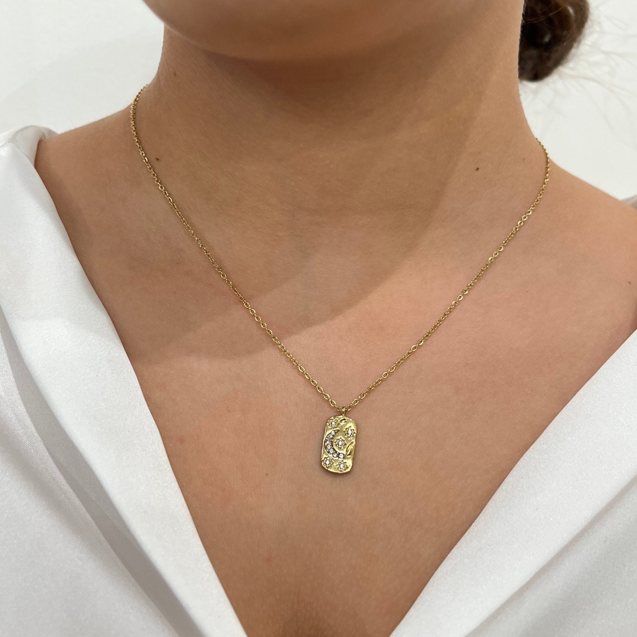 Collier Dia doré à médaillon gravé texturé porté au cou - Ordiajade