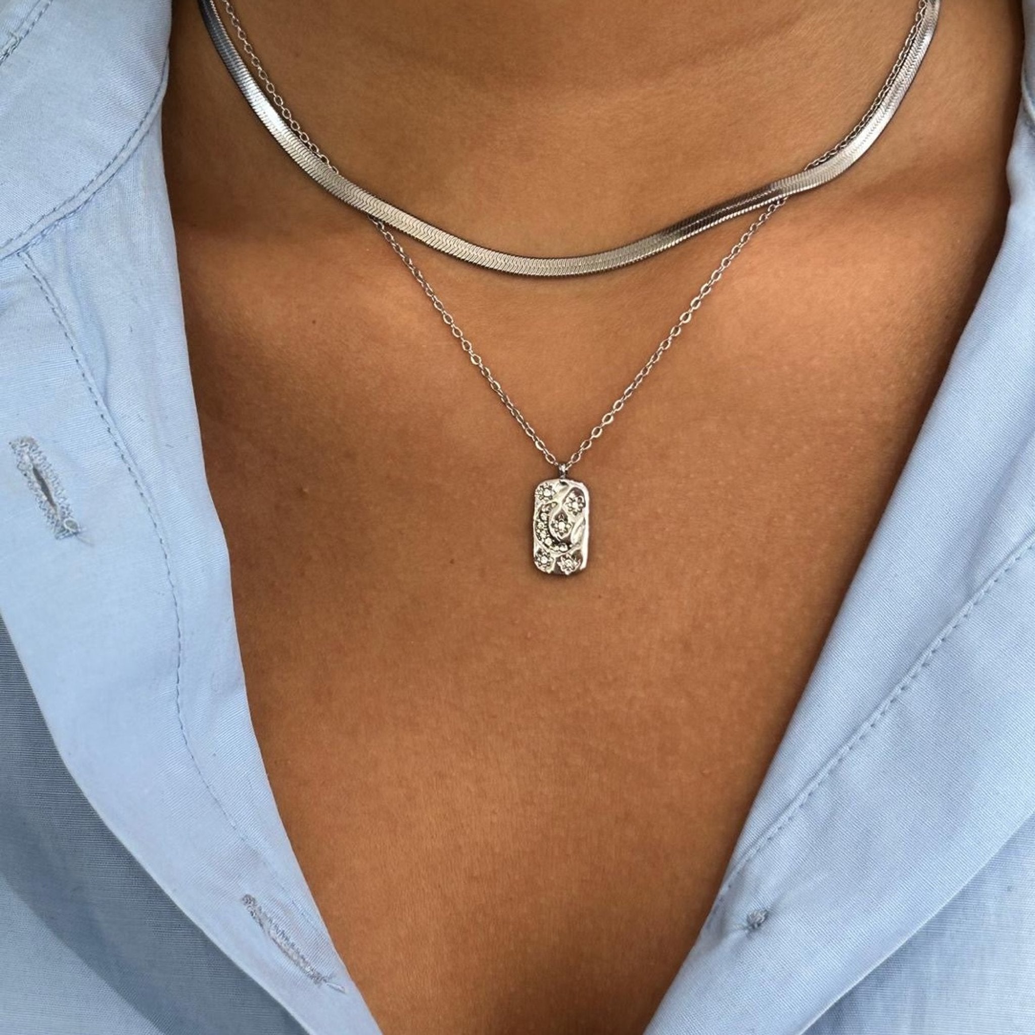 Collier Dia argenté à médaillon gravé porté avec une maille serpent - Ordiajade