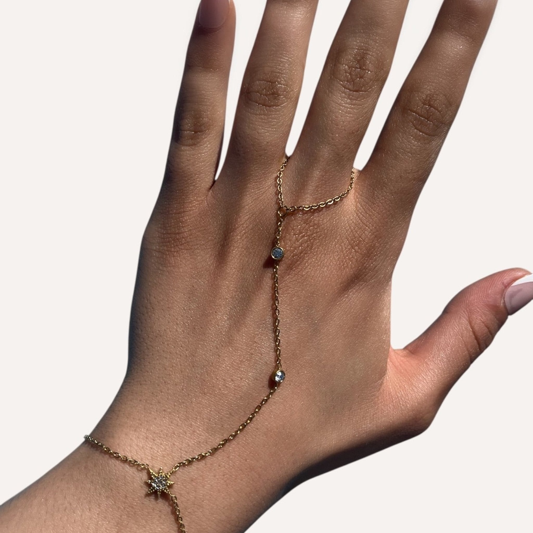 Chaîne de main Mirage dorée à petits strass portée à la main - Ordiajade