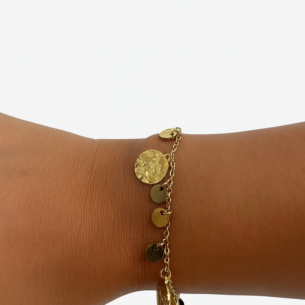Bracelet Orient doré à pastilles martelées porté au poignet - Ordiajade