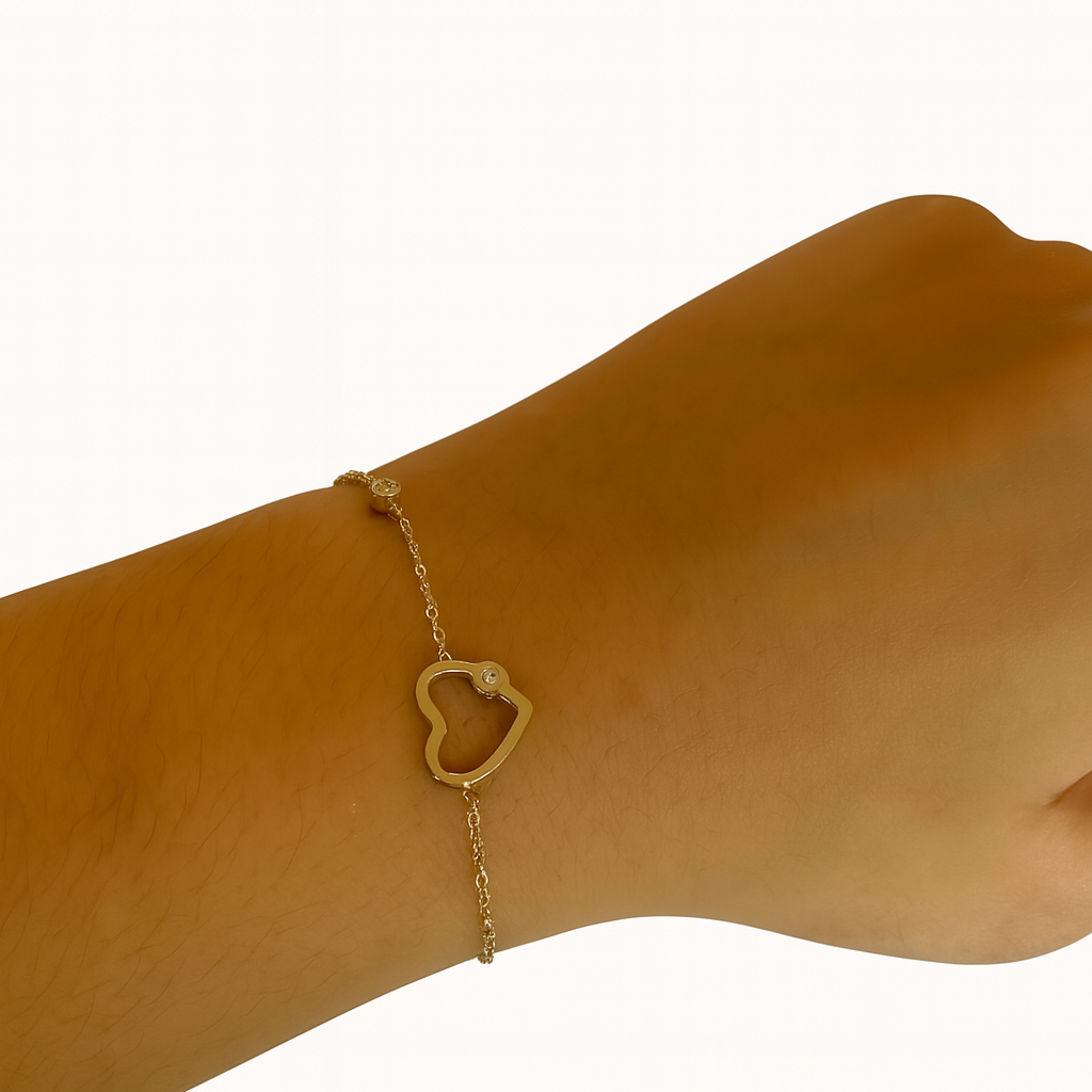 Bracelet Soulmate doré à cœur ajouré porté au poignet - Ordiajade