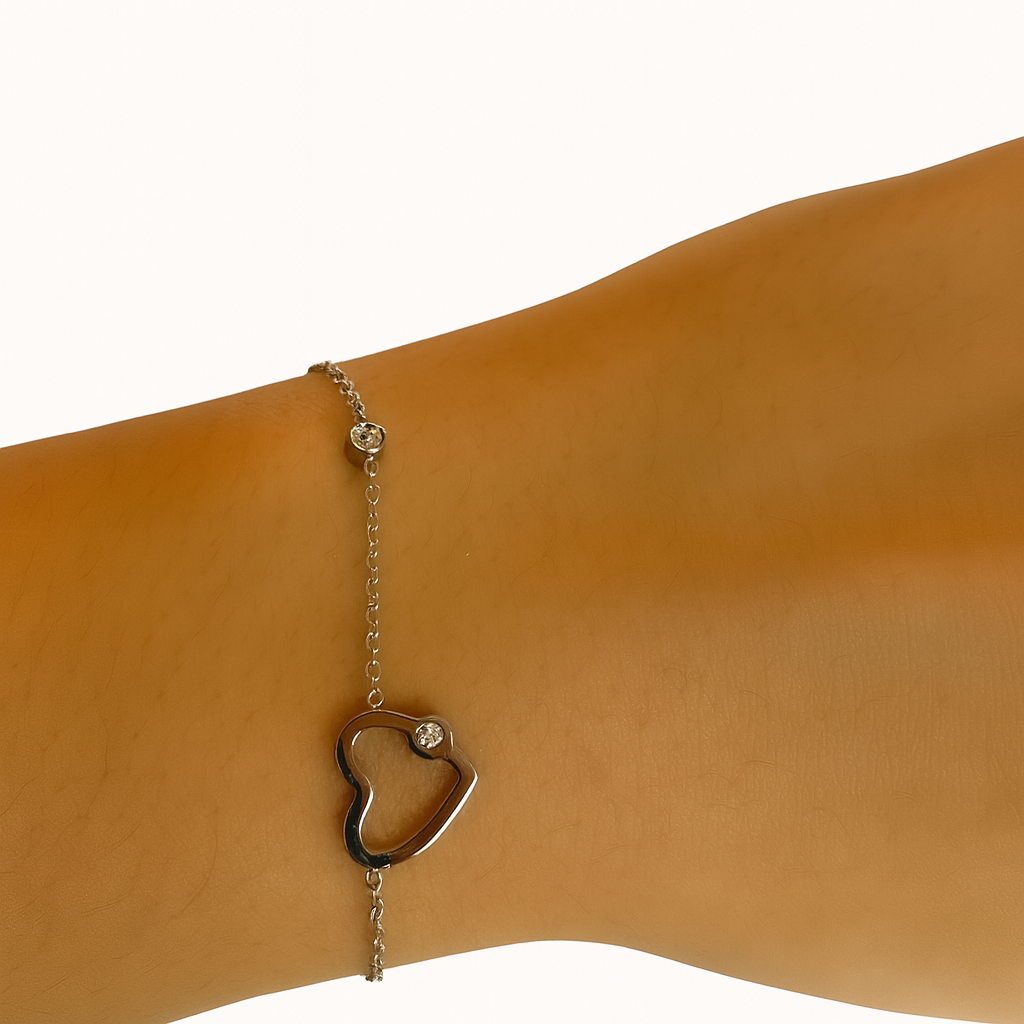 Bracelet Soulmate argenté à cœur ajouré porté au poignet - Ordiajade