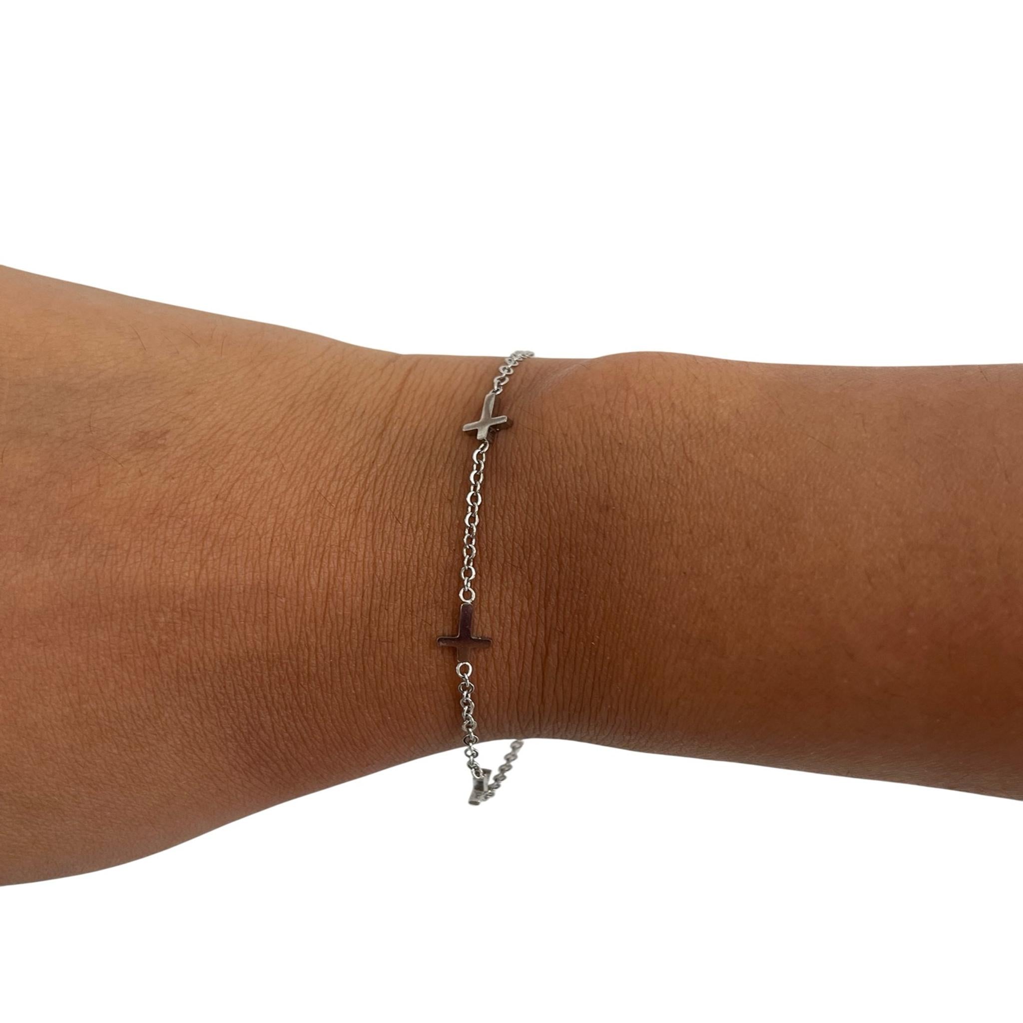 Bracelet Naya Croix argenté à petites croix porté au poignet - Ordiajade