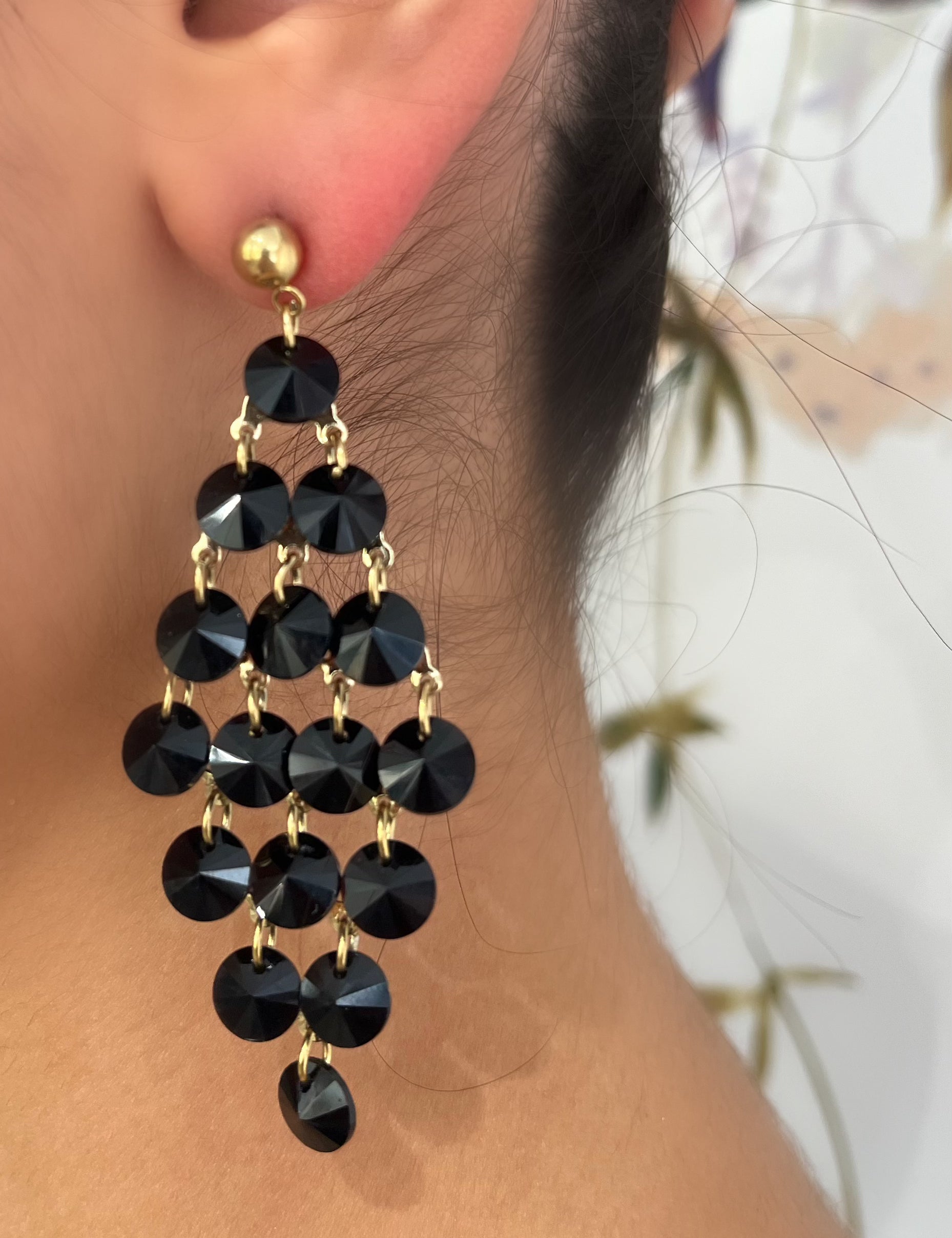 Boucles Candy noires, longs losanges de perles noires portés à l'oreille - Ordiajade