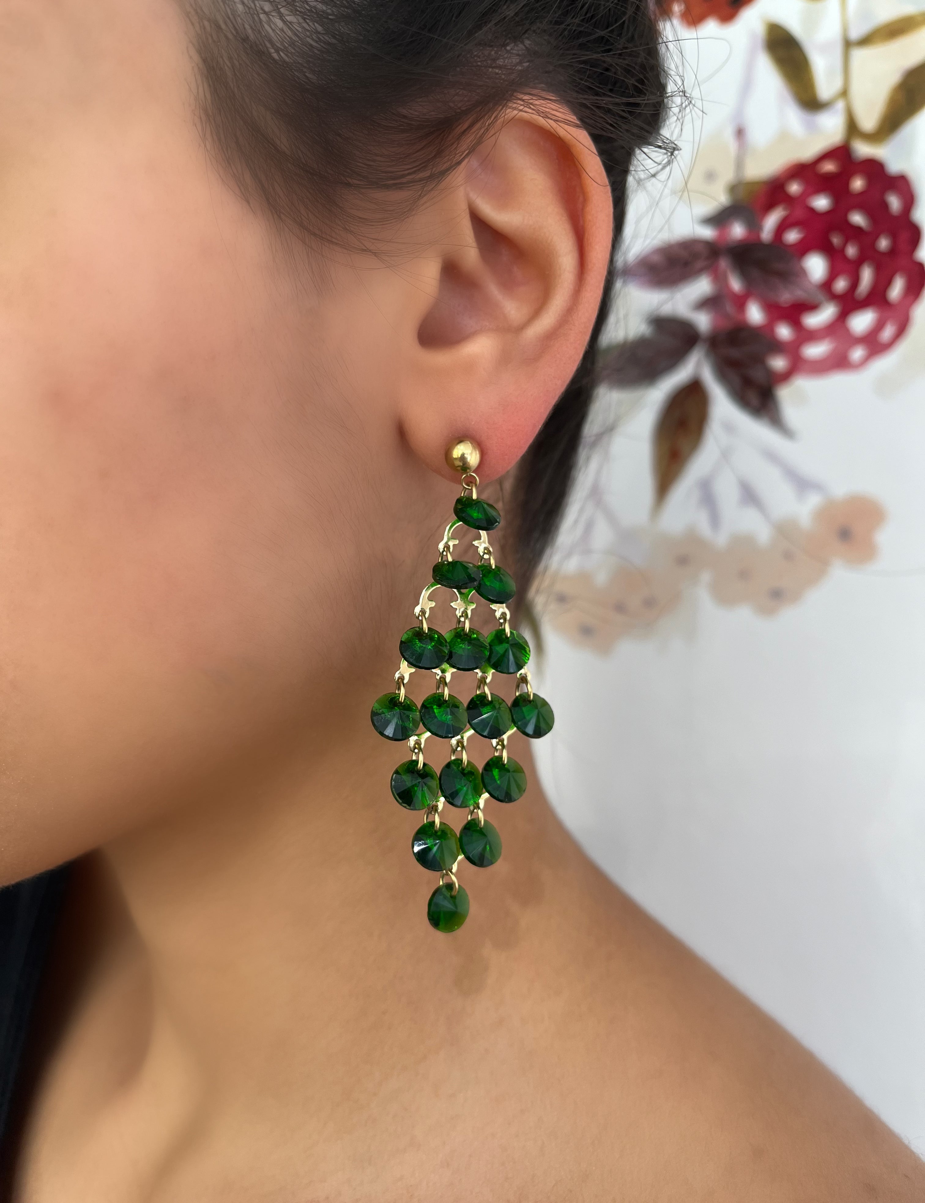 Boucles Candy vertes, longs losanges de perles vertes portés à l'oreille - Ordiajade