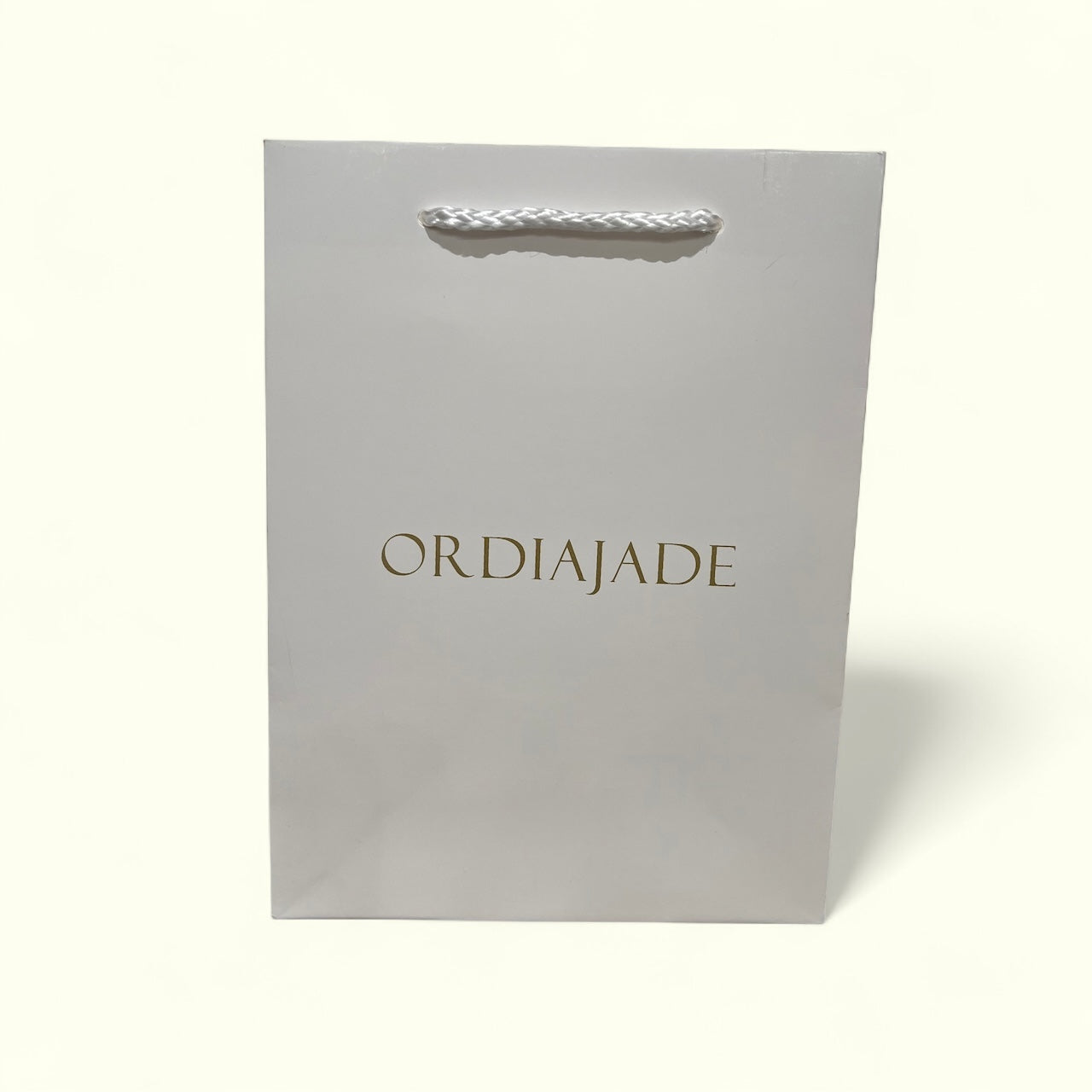 Sac cadeau blanc à anses marqué du logo Ordiajade, sur fond blanc