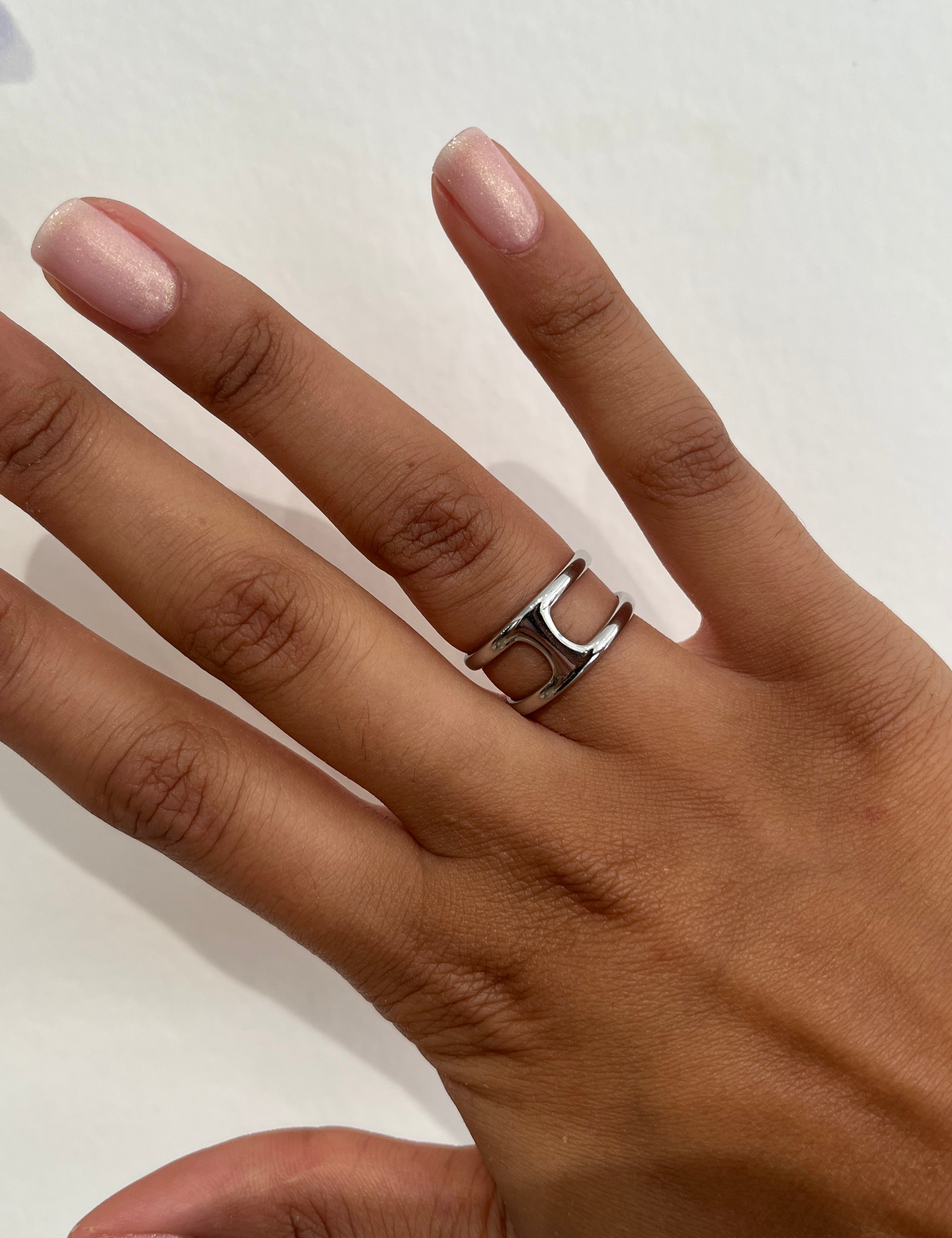 Bague Citron argentée ouverte aux lignes courbes portée au doigt - Ordiajade