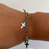 Pulsera cruzada Chandix (disponible en oro o plata)