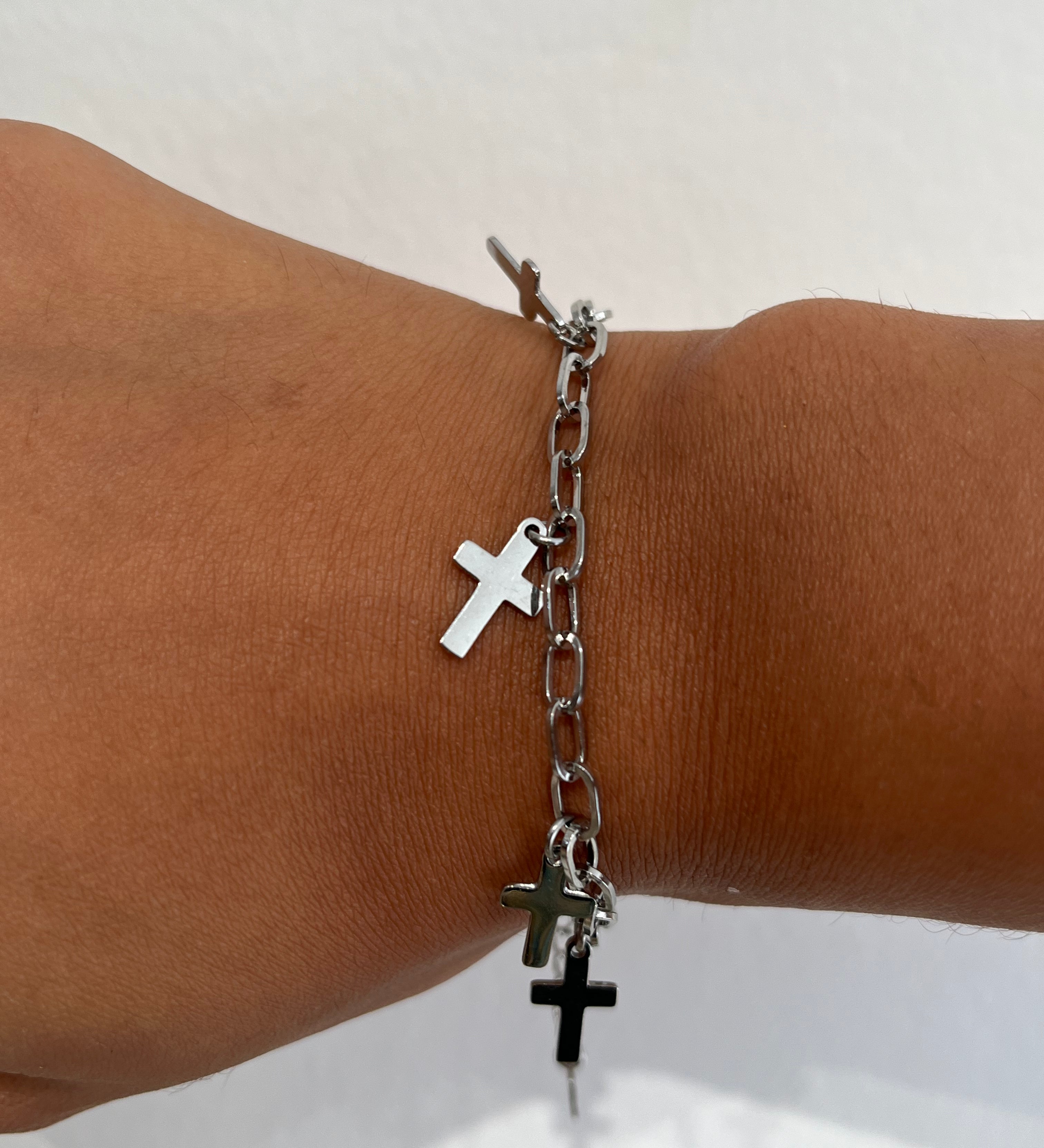 Pulsera cruzada Chandix (disponible en oro o plata)