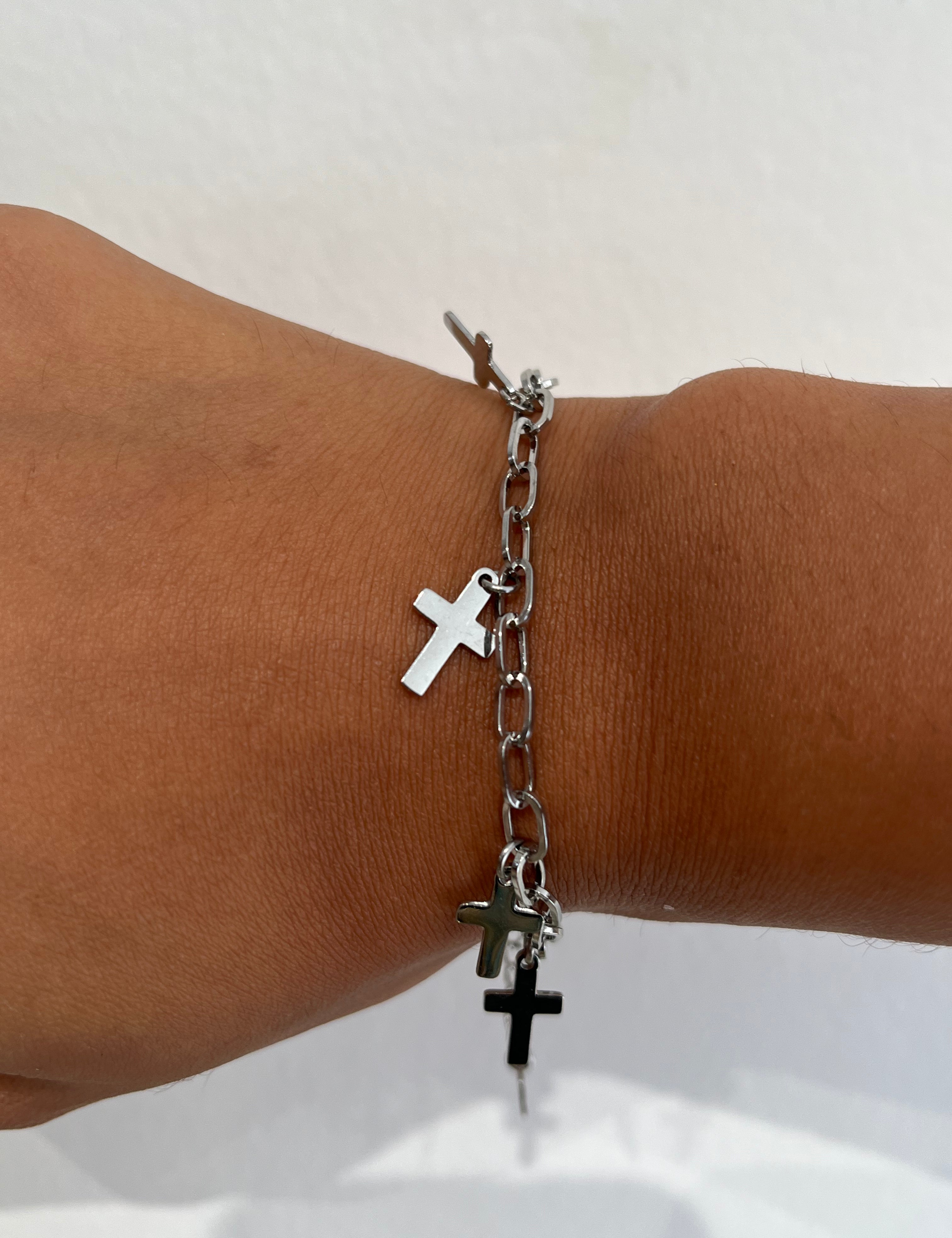 Bracelet Chandix argenté à petites croix suspendues porté au poignet - Ordiajade