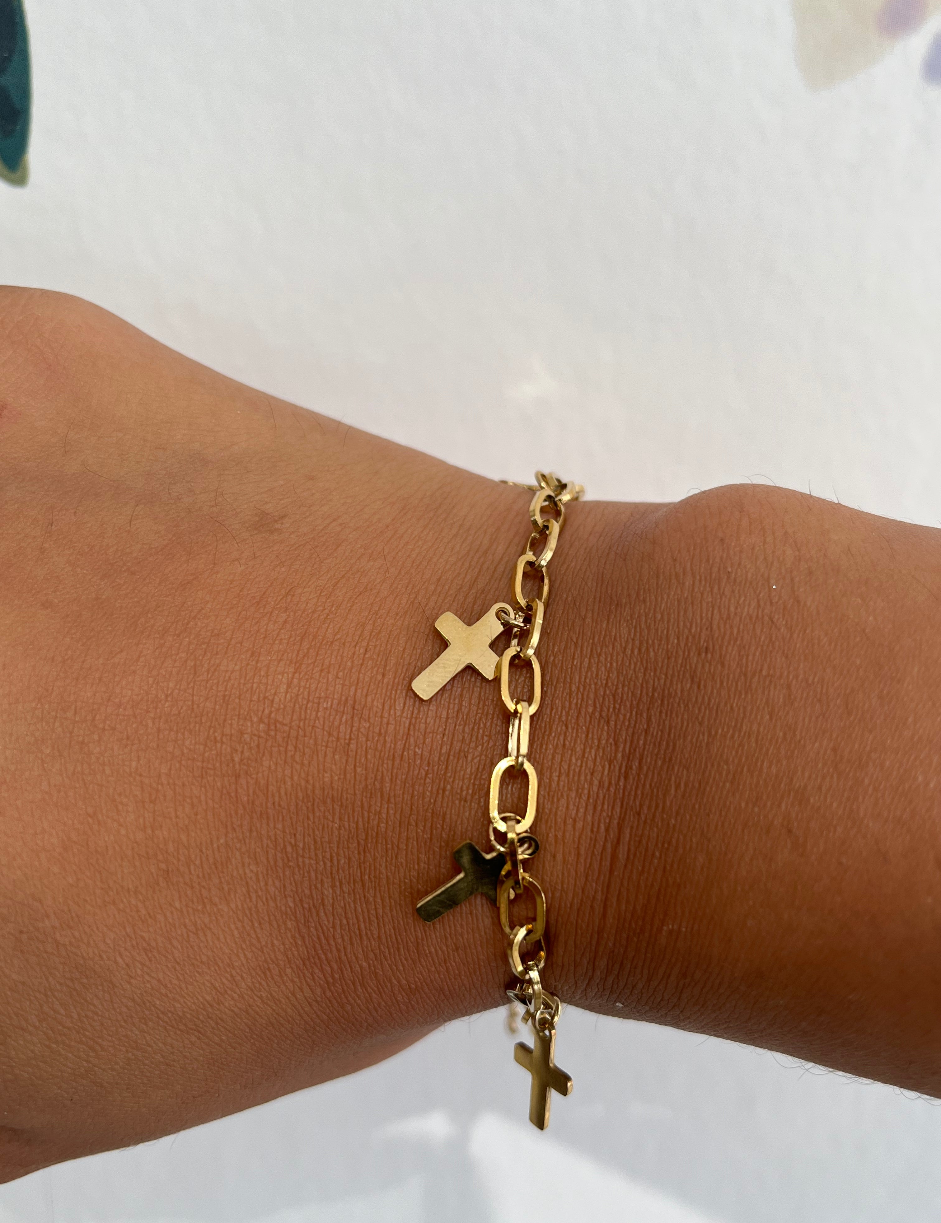 Bracelet Chandix doré à petites croix suspendues porté au poignet - Ordiajade