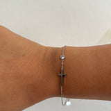 Pulsera Elegante Cruz (disponible en Oro o Plata)