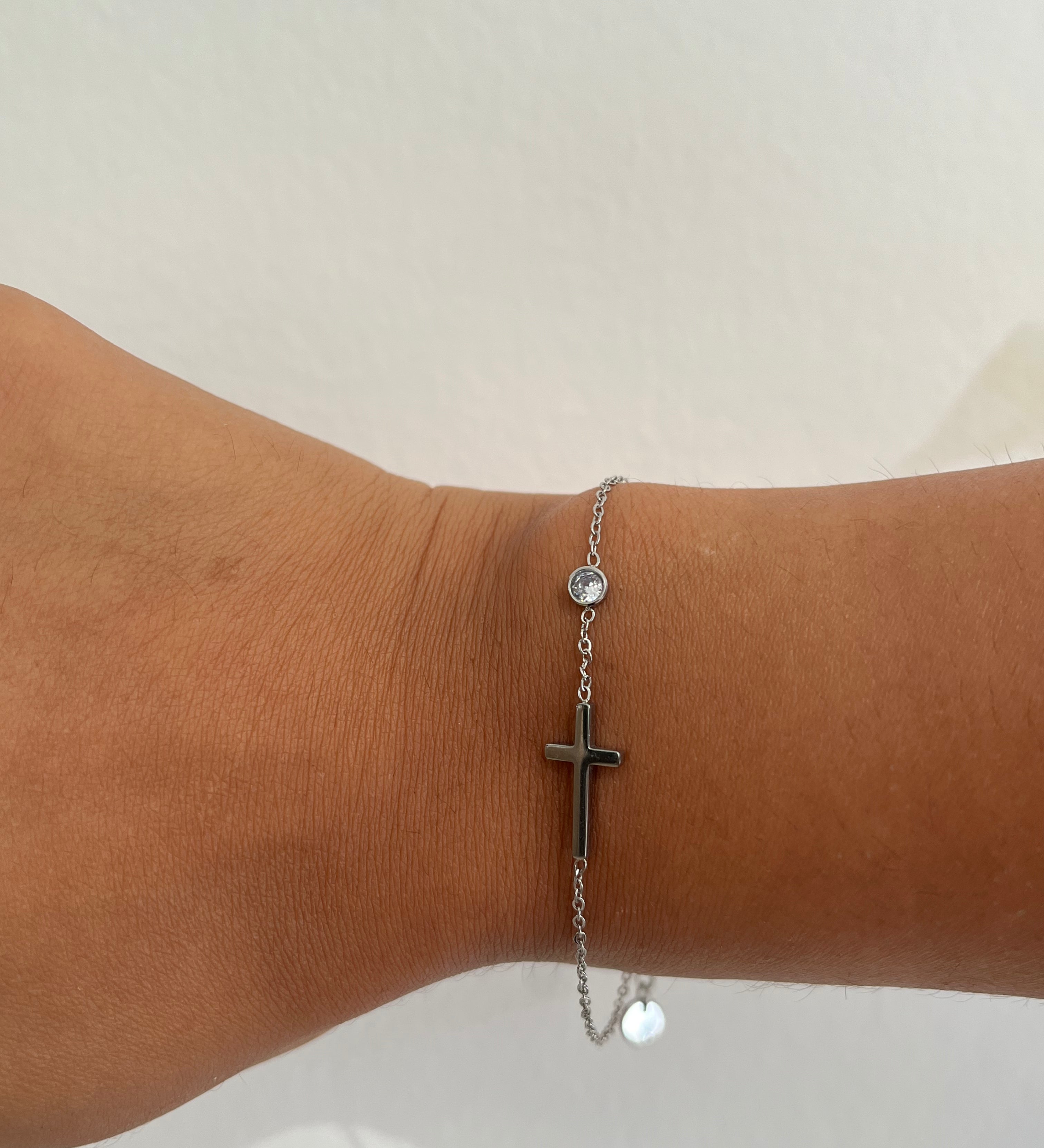 Pulsera Elegante Cruz (disponible en Oro o Plata)