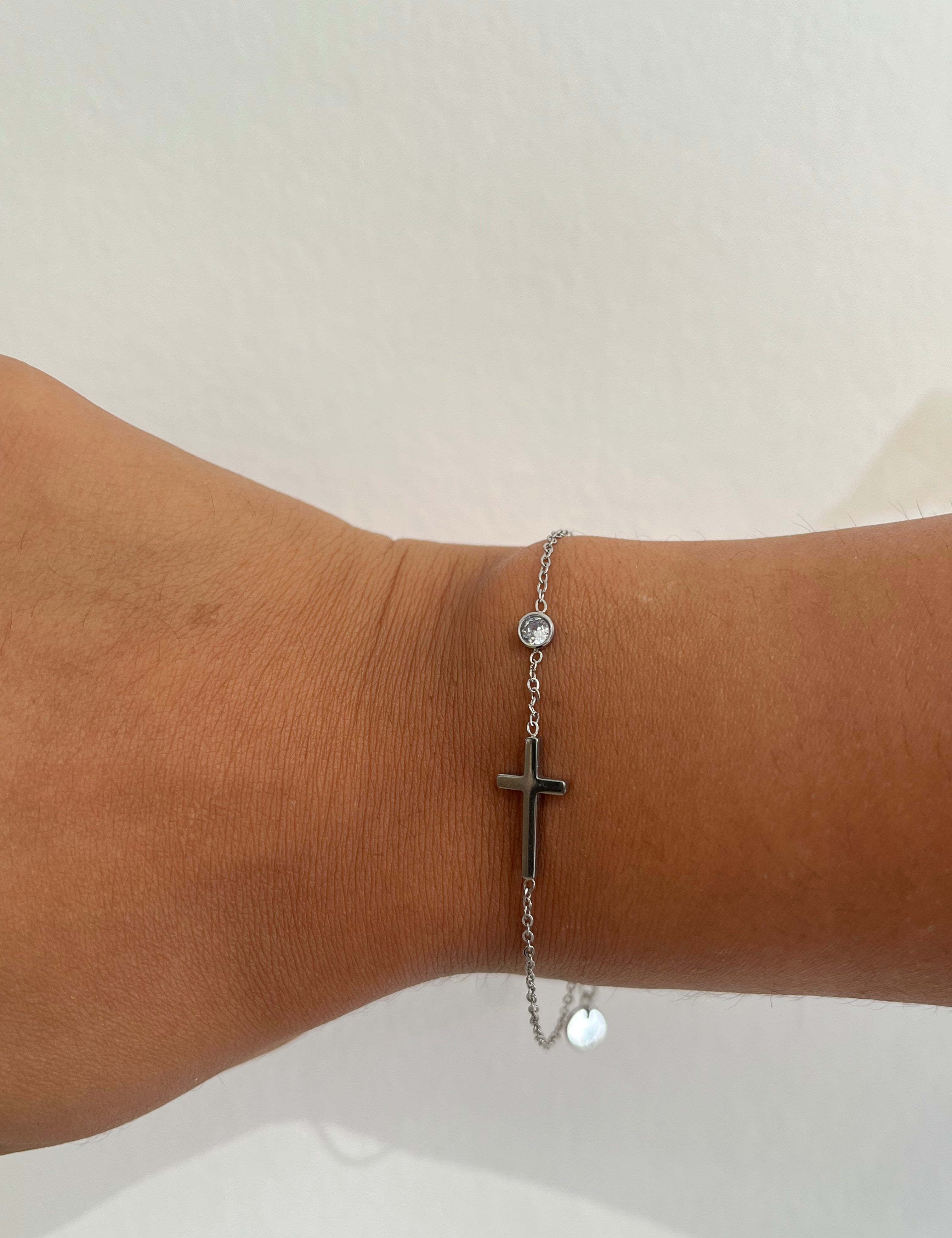 Bracelet Élégant argenté à petite croix horizontale porté au poignet - Ordiajade