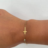 Pulsera Elegante Cruz (disponible en Oro o Plata)