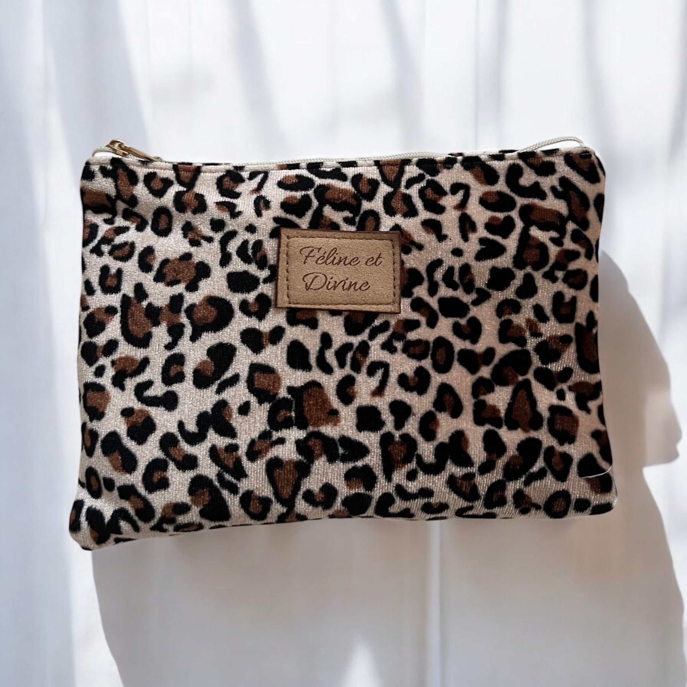 Pochette Léopard clair zippée à étiquette façon cuir, sur fond clair - Ordiajade