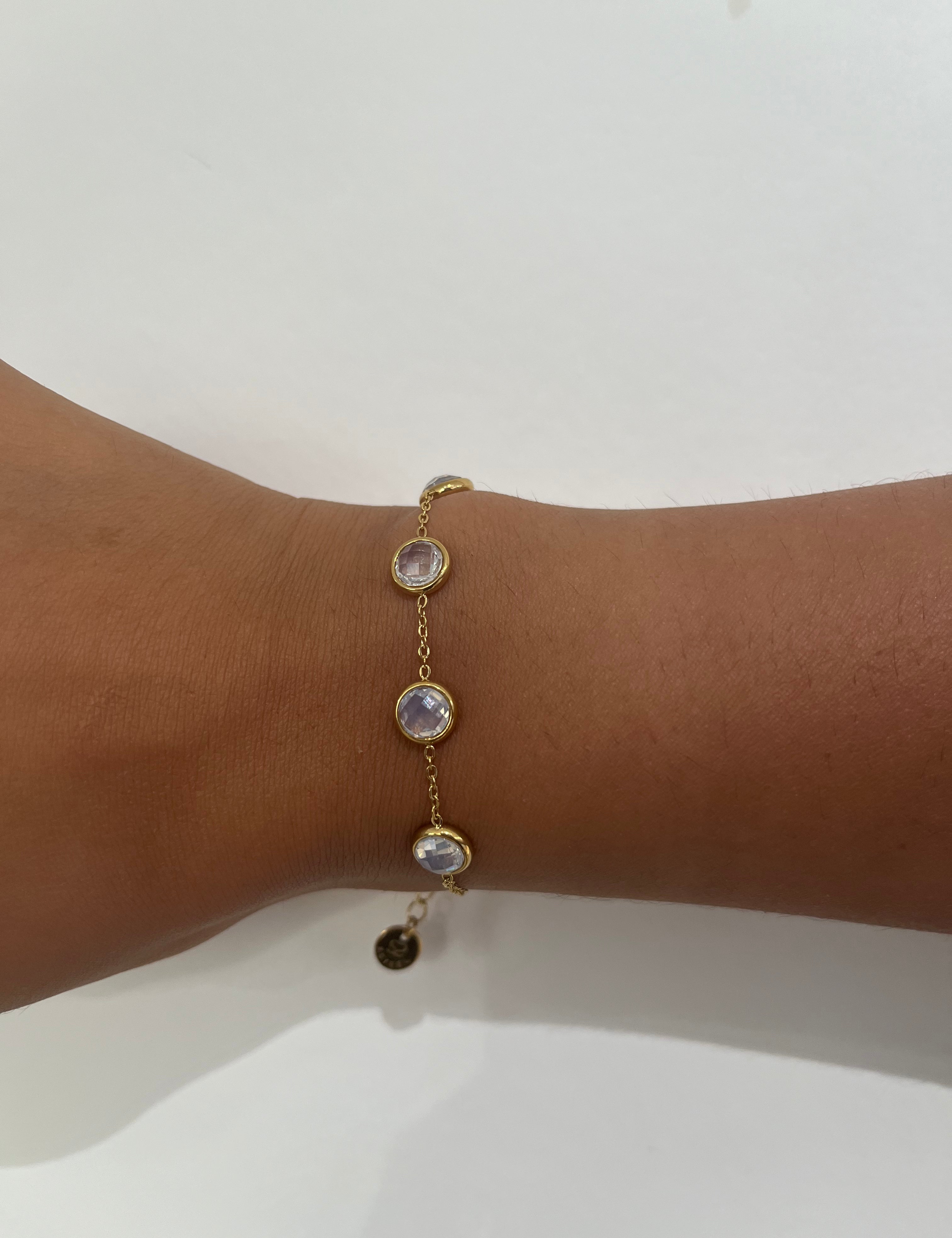 Bracelet Exact doré à pierres rondes blanches porté au poignet - Ordiajade