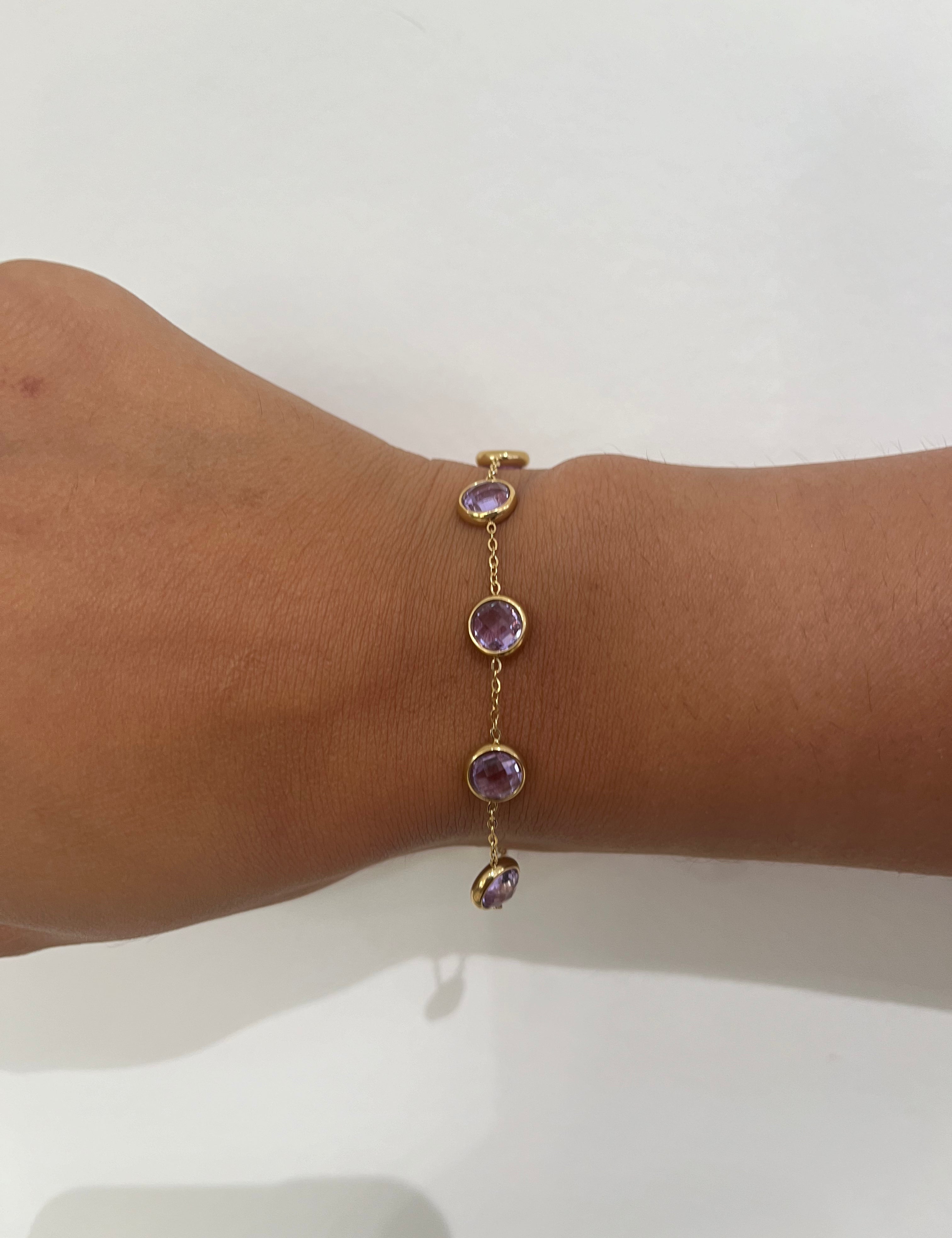 Bracelet Exact doré à pierres rondes violettes porté au poignet - Ordiajade