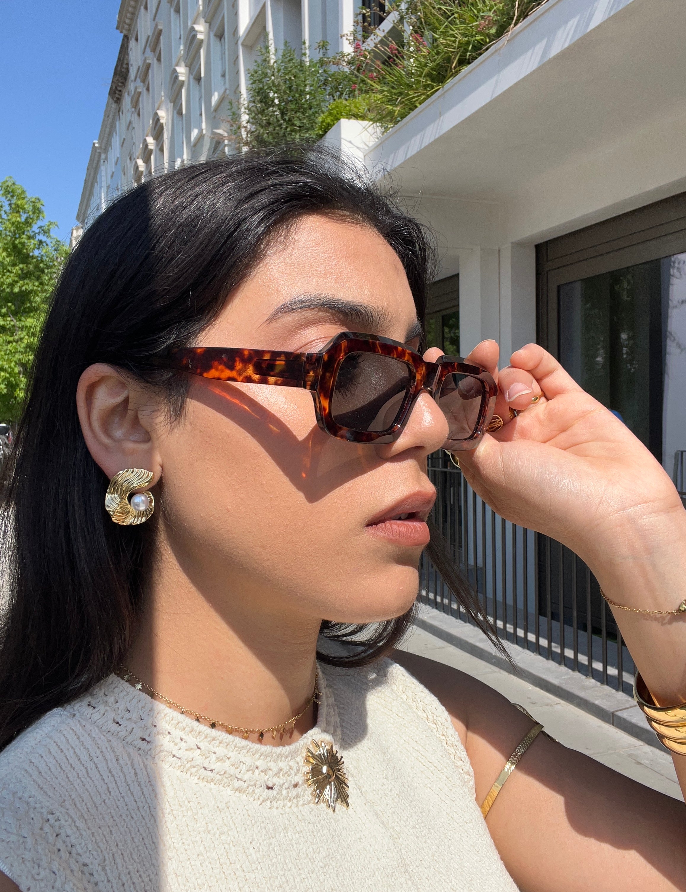 Boucles Mijas dorées en forme de coquillage à perle portées avec des lunettes de soleil - Ordiajade