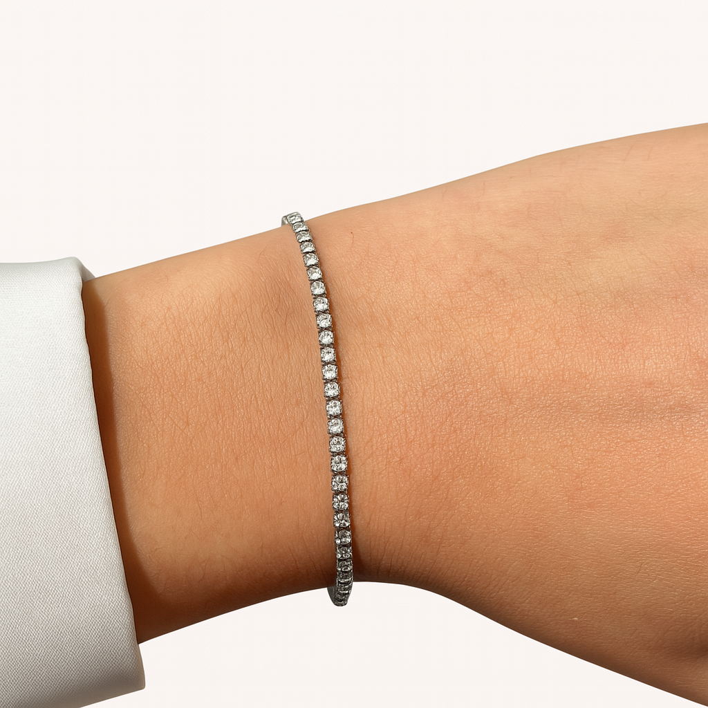 Bracelet Majestueux Fin argenté, rivière de strass portée au poignet - Ordiajade