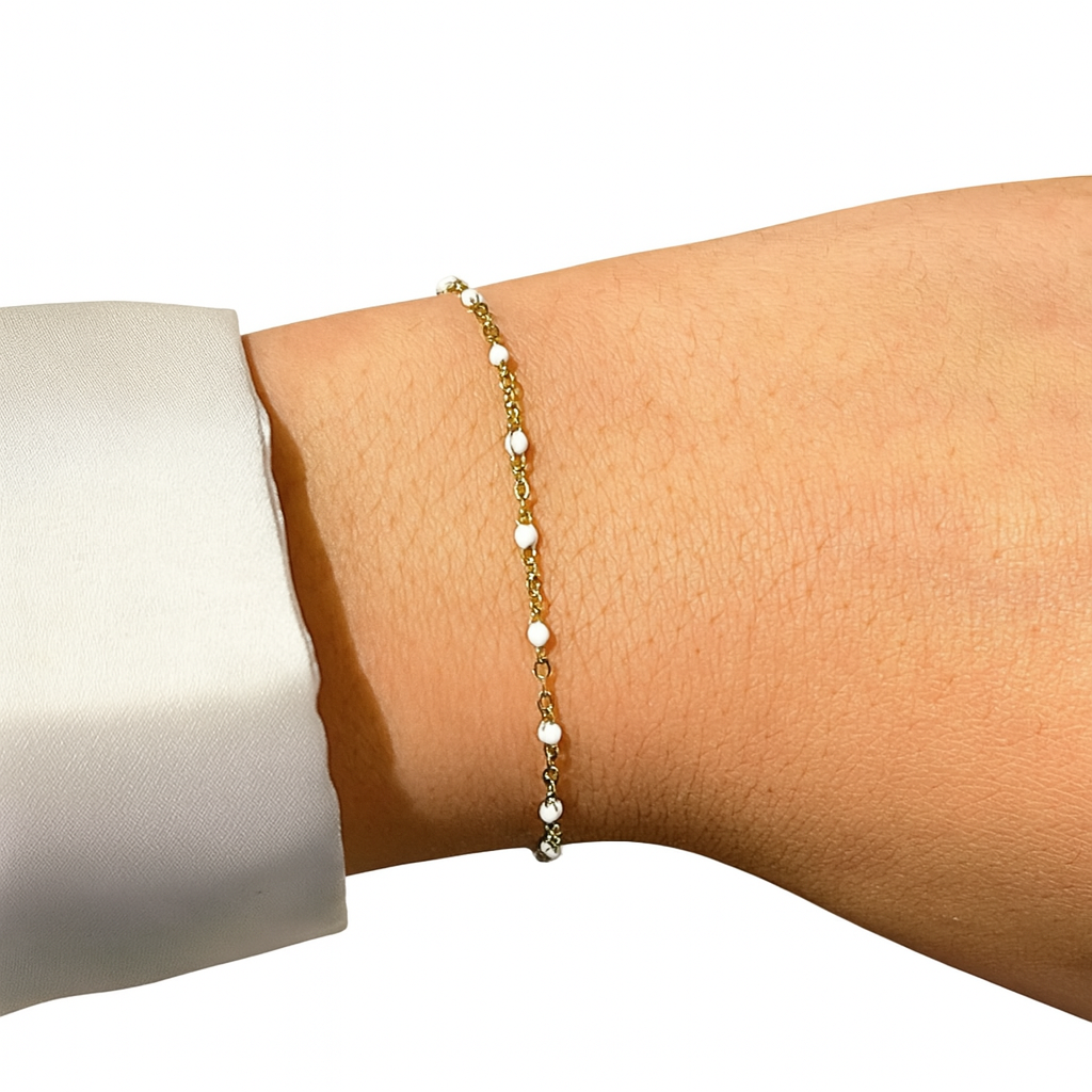 Bracelet April doré en acier inoxydable, chaîne fine à petites perles blanches, porté au poignet - Ordiajade