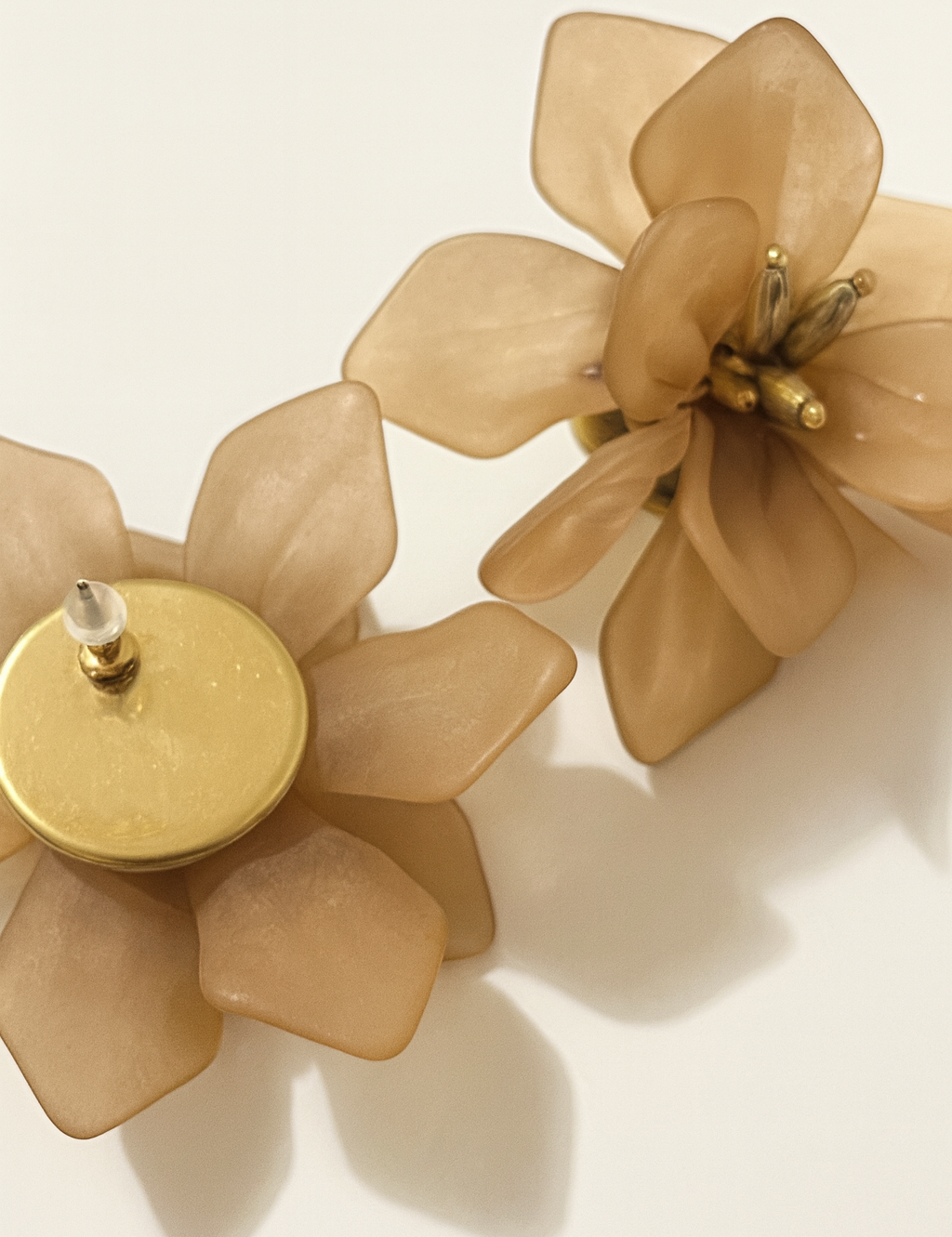 Boucle d’oreille Flowers Beige  doré en acier inoxydable 316L résistant à l’eau