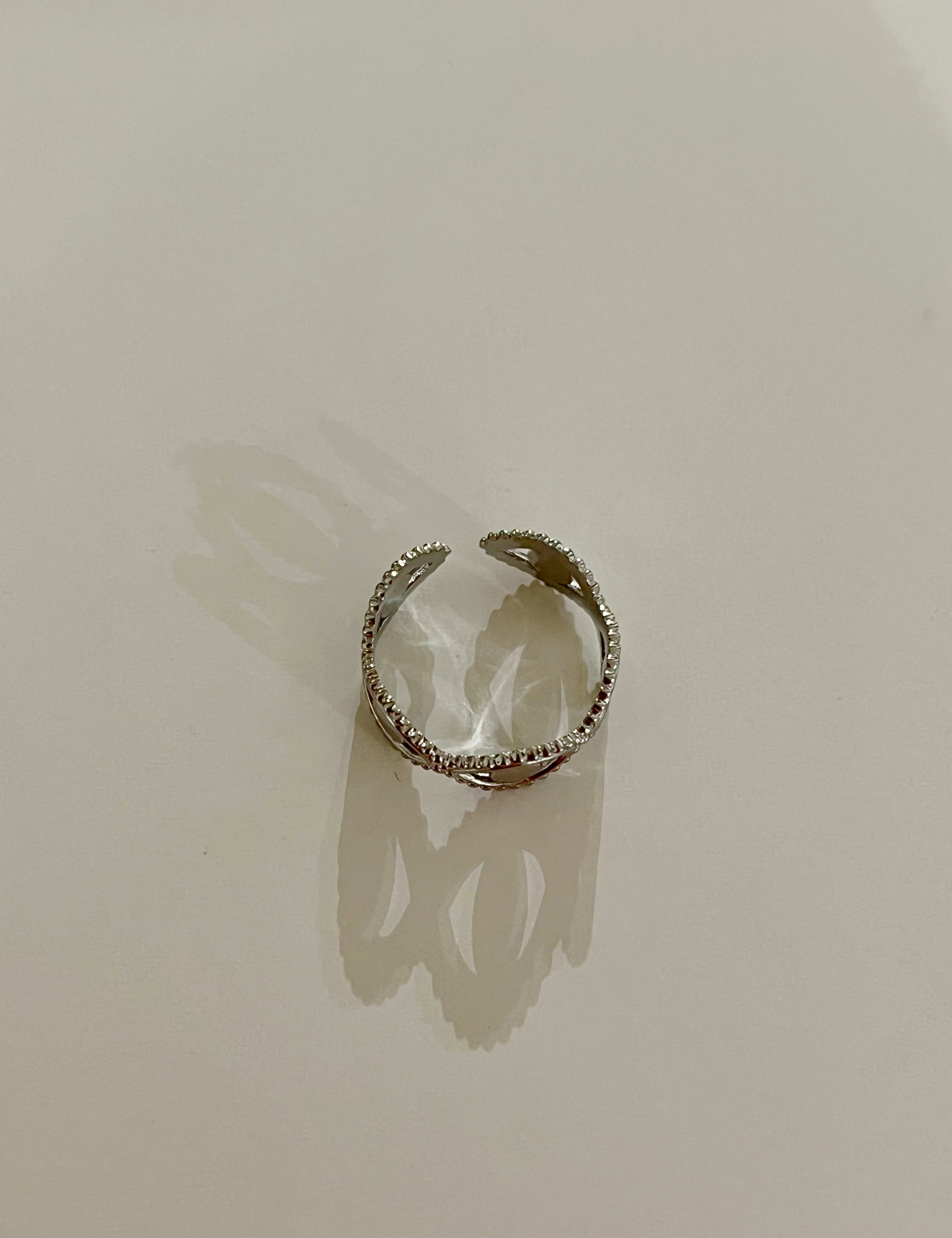 Bague Cori argentée ouverte à œil stylisé, sur fond clair - Ordiajade