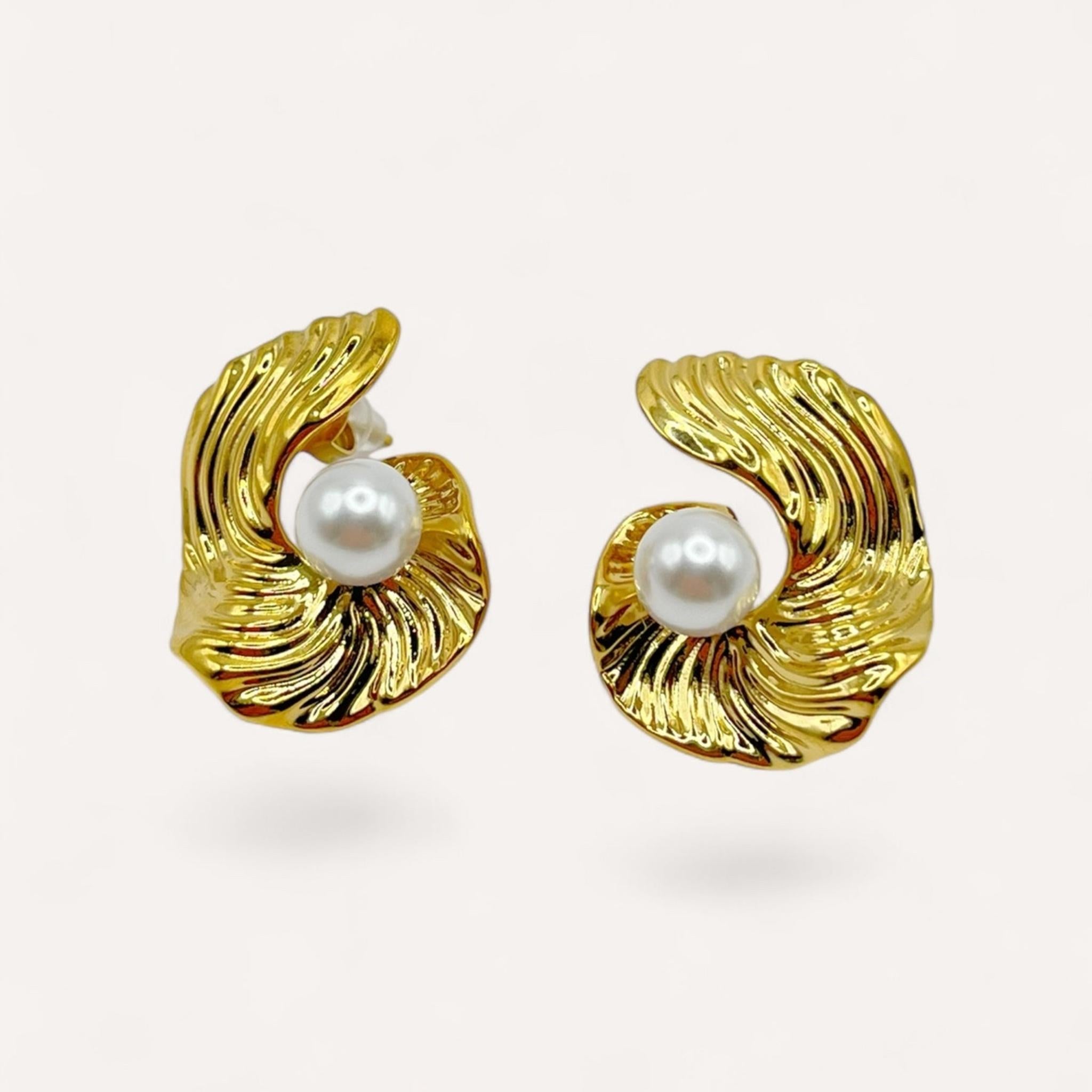 Boucles Mijas dorées ondulées en coquillage à perle blanche, sur fond clair - Ordiajade