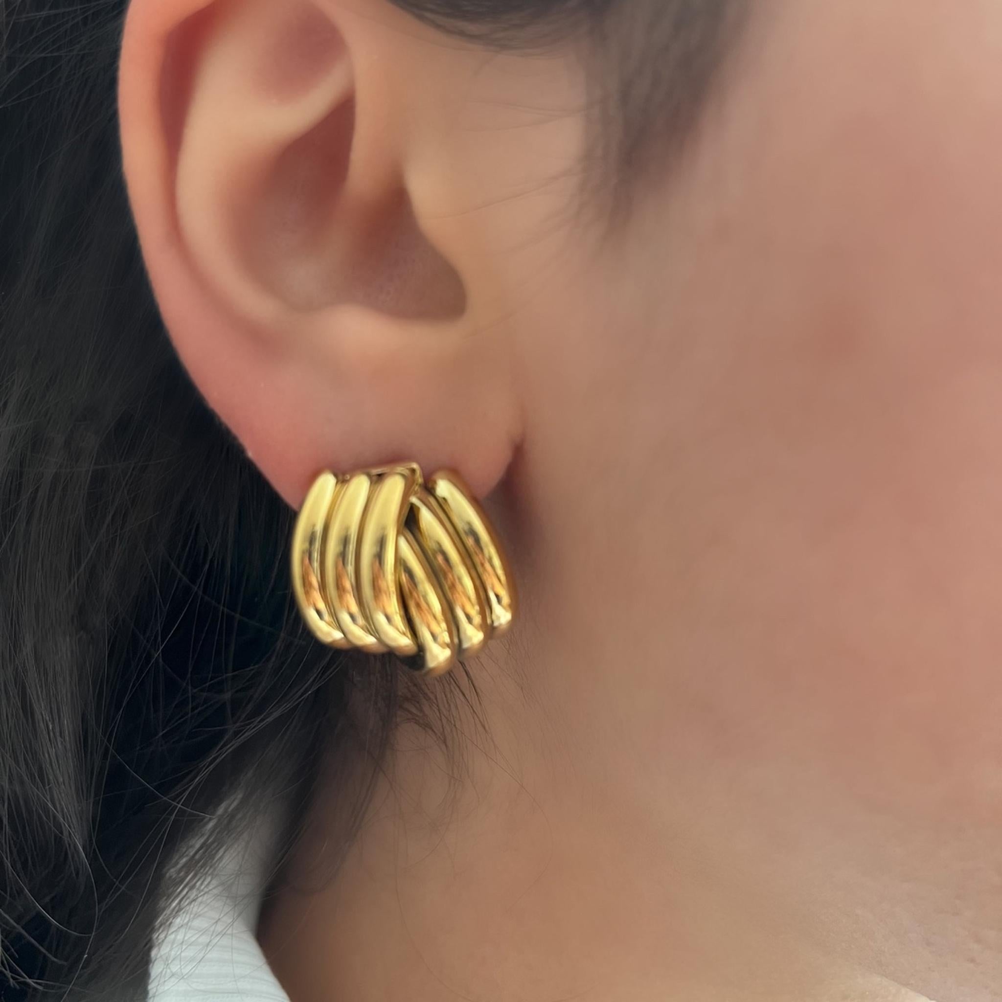 Boucle Sevi dorée en spirale portée à l'oreille - Ordiajade